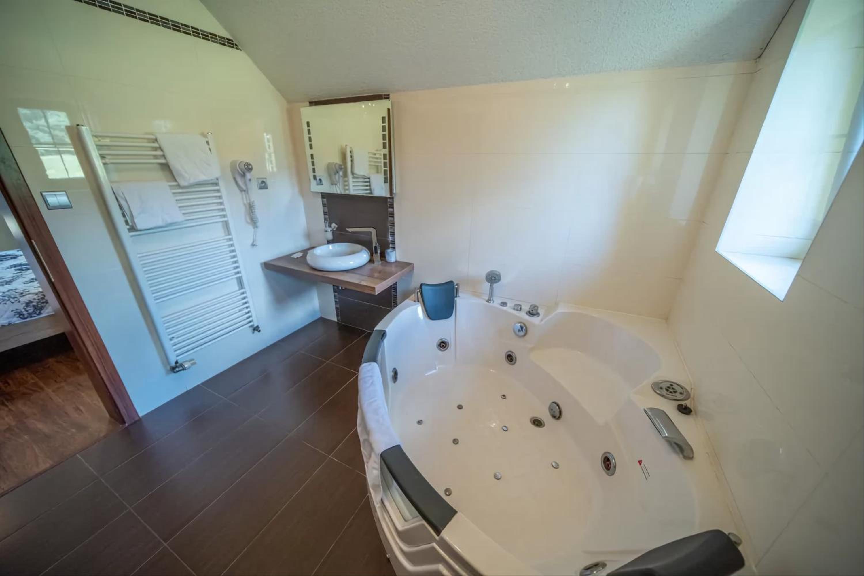 Deluxe Double Room - Photo 12