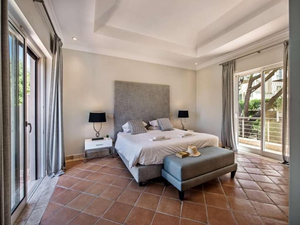 Five-Bedroom Villa photo 1