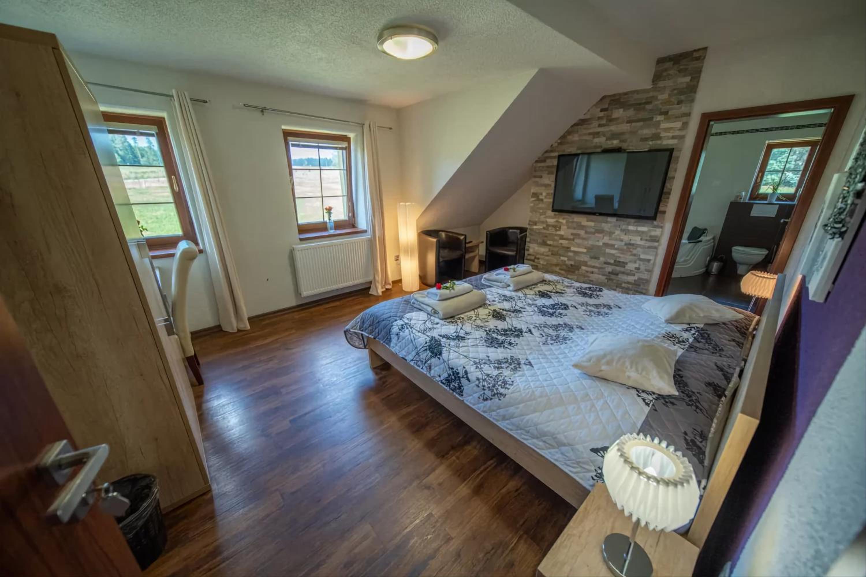 Deluxe Double Room - Photo 8