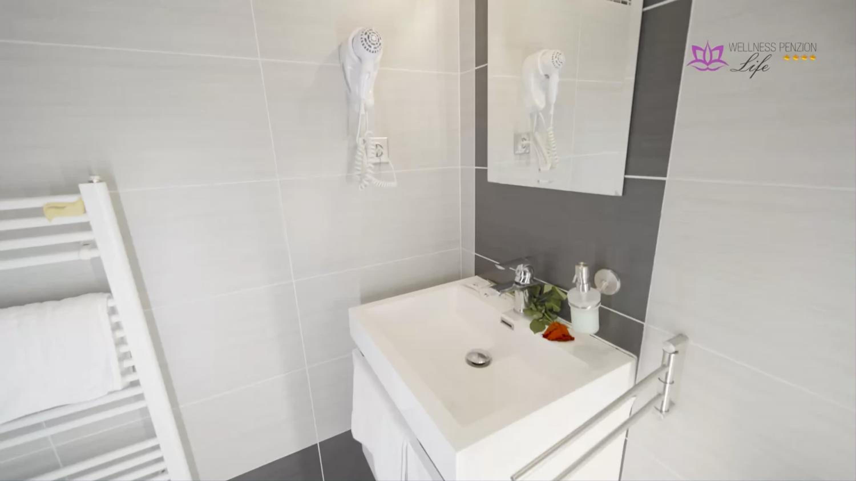 Deluxe Double or Twin Room - Photo 6