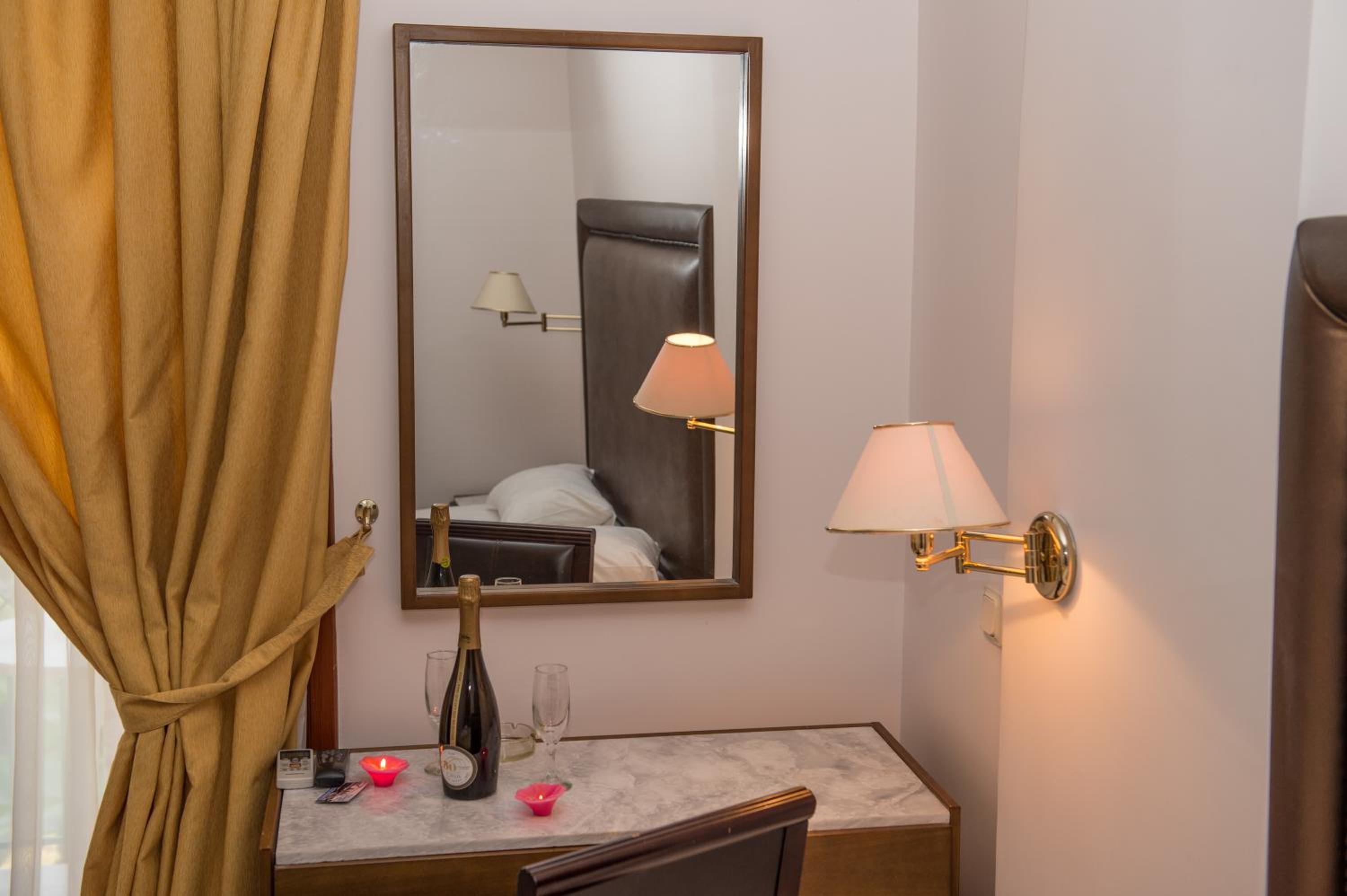 Double or Twin Room - Photo 4
