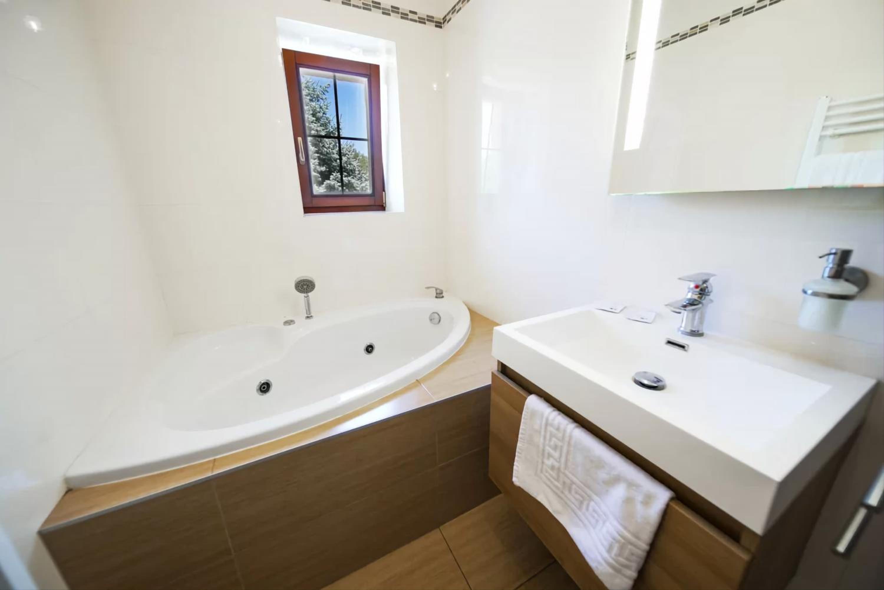 Deluxe Double Room with Extra Bed - Photo 4