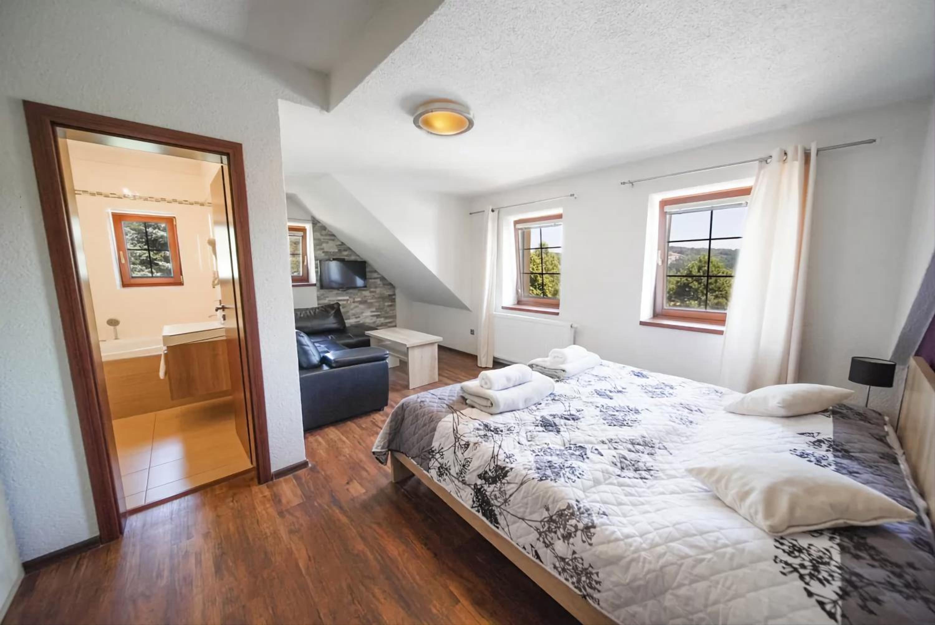 Deluxe Double Room with Extra Bed - Photo 7