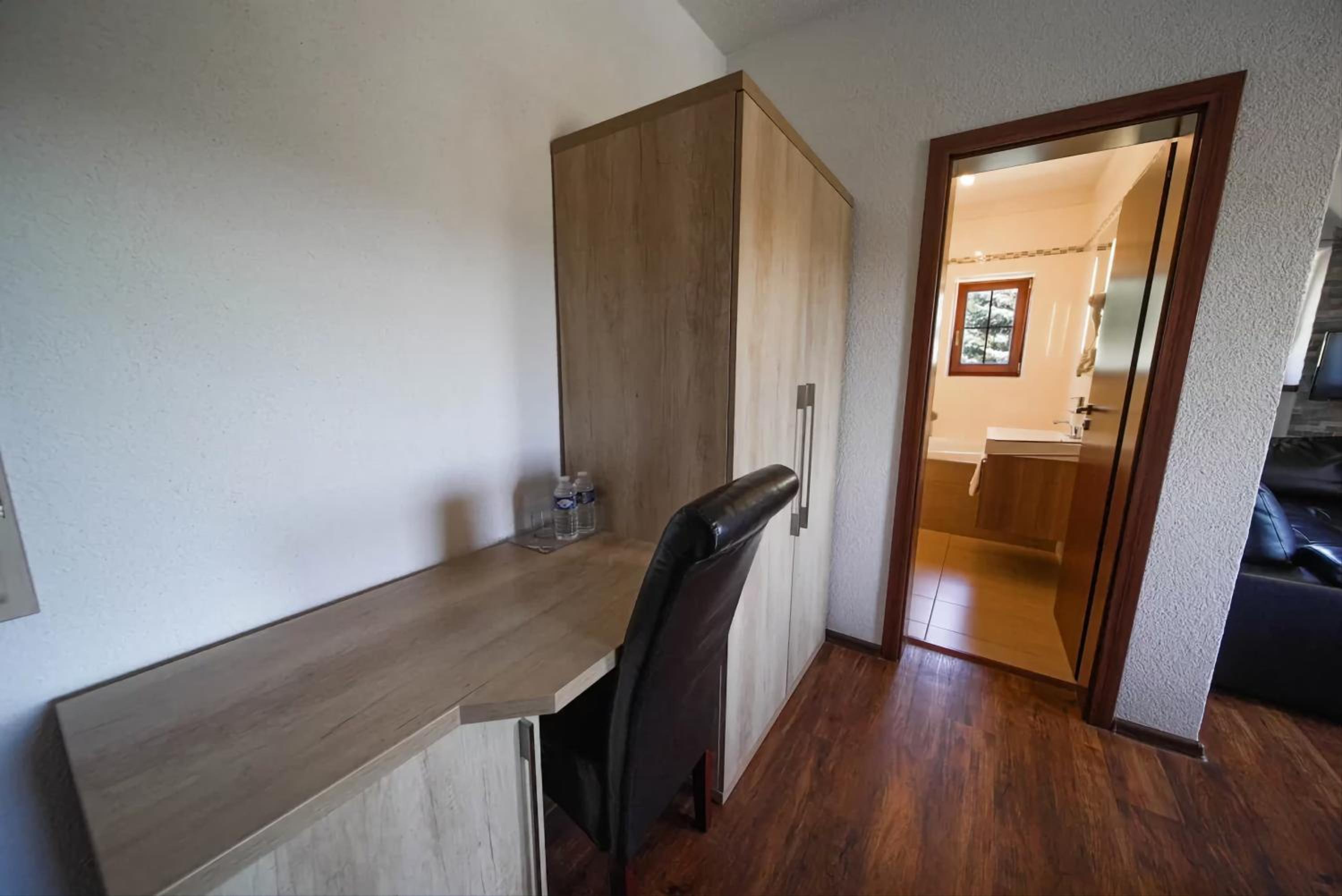 Deluxe Double Room with Extra Bed - Photo 9