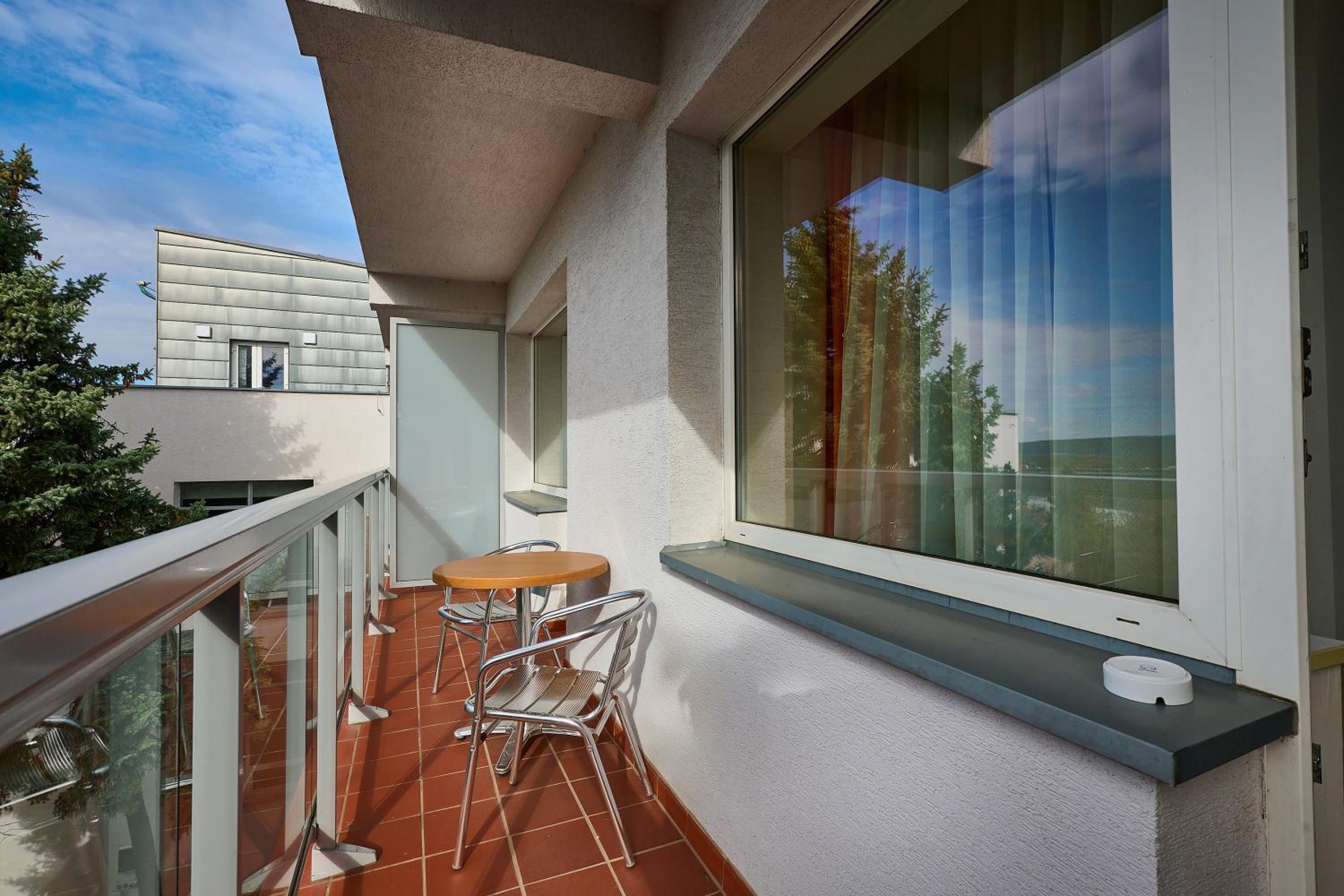 Apartment with Balcony - Photo 5