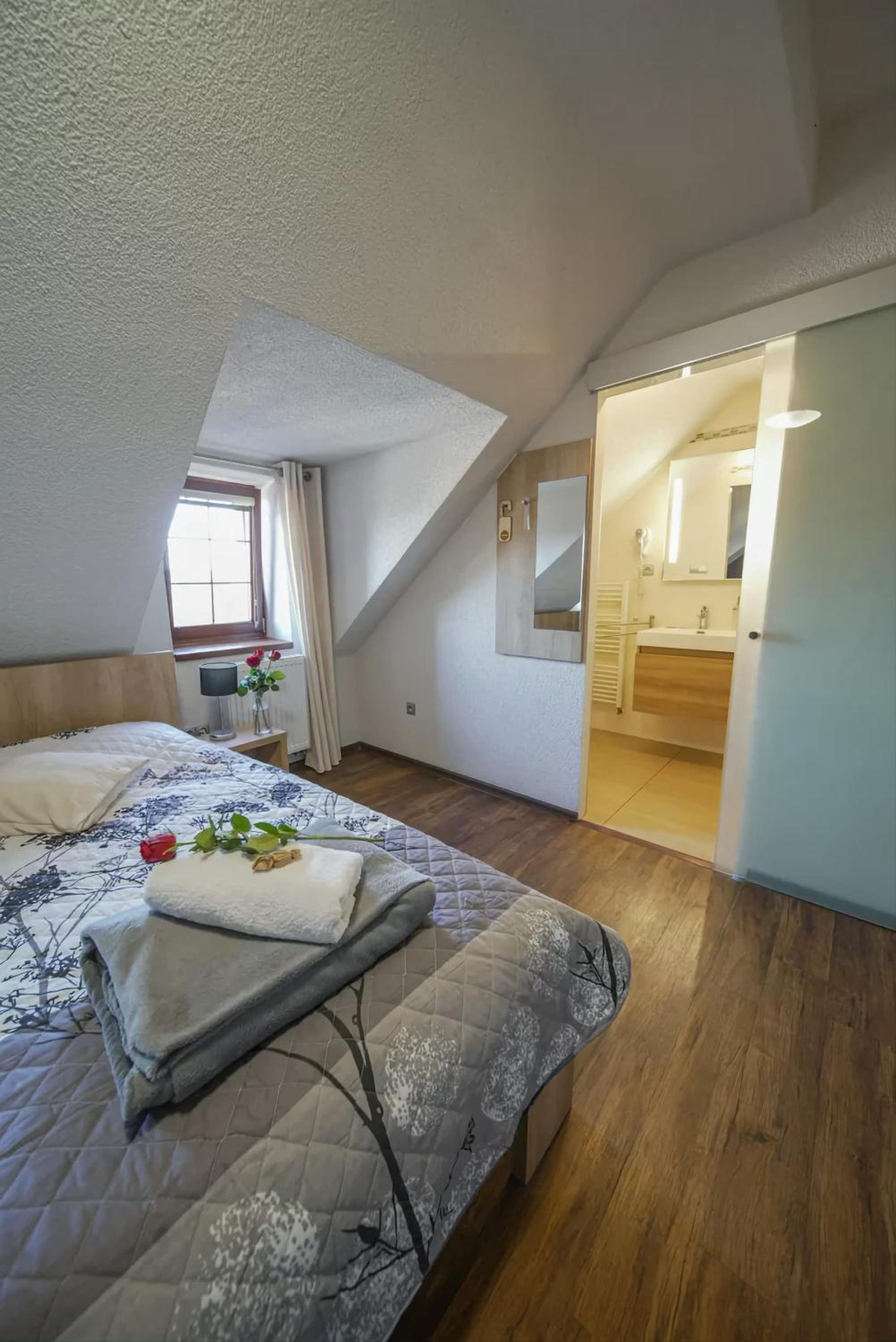 Standard Double Room - Photo 8
