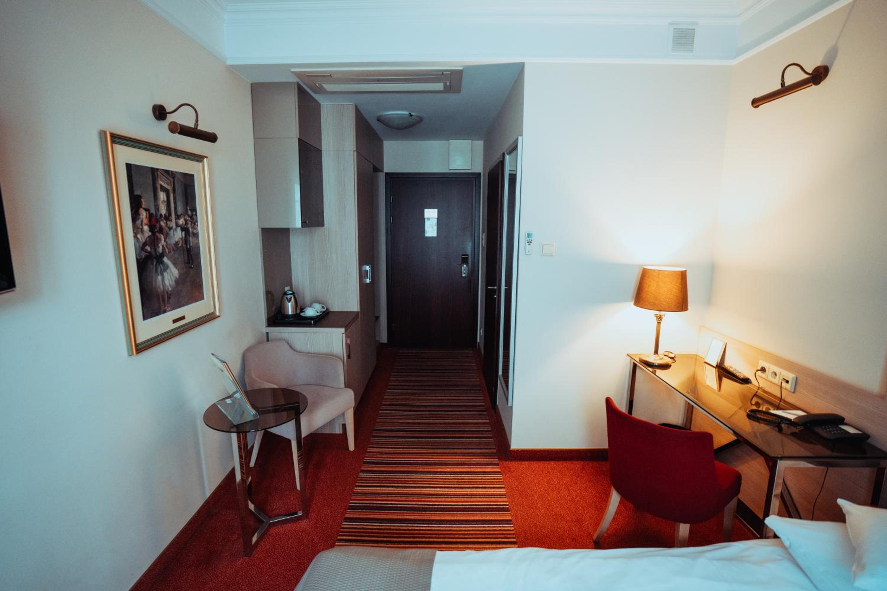 Standard Double or Twin Room photo 1