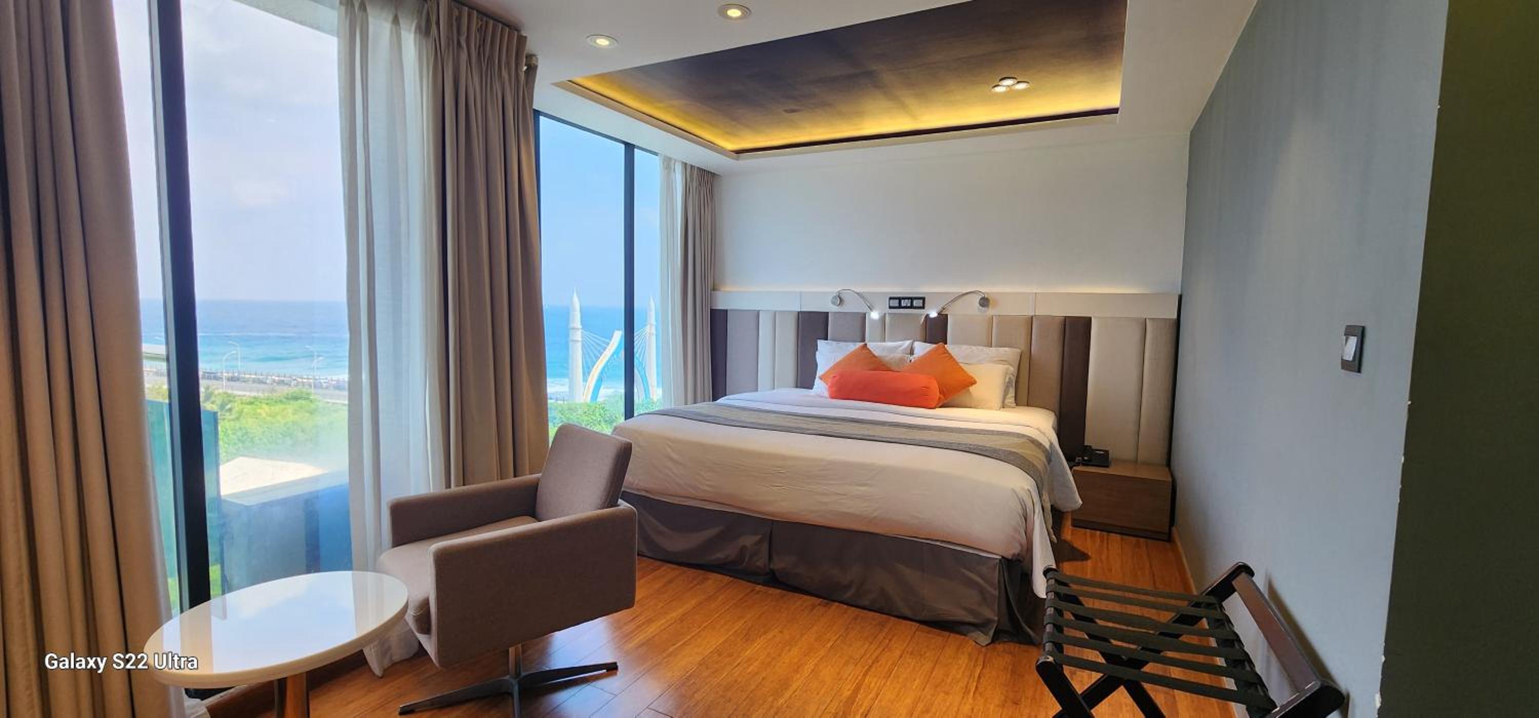 Deluxe Suite with Sea View - Photo 5