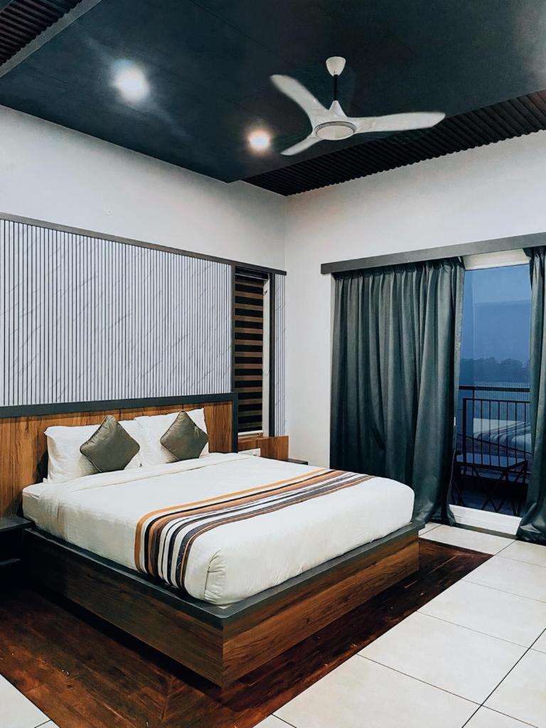 King Room With Pool View