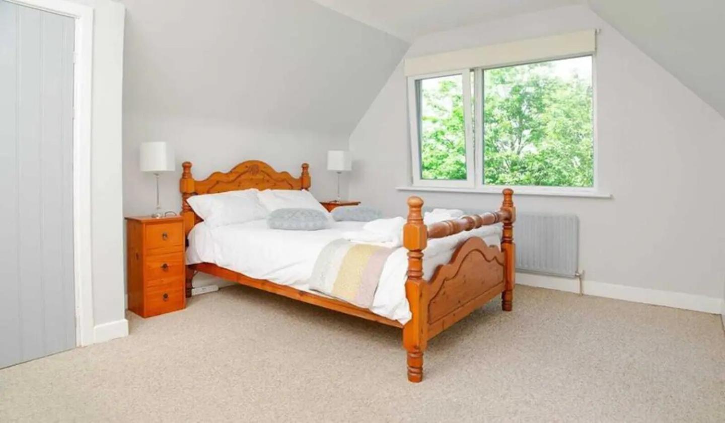 Five-Bedroom House photo 2