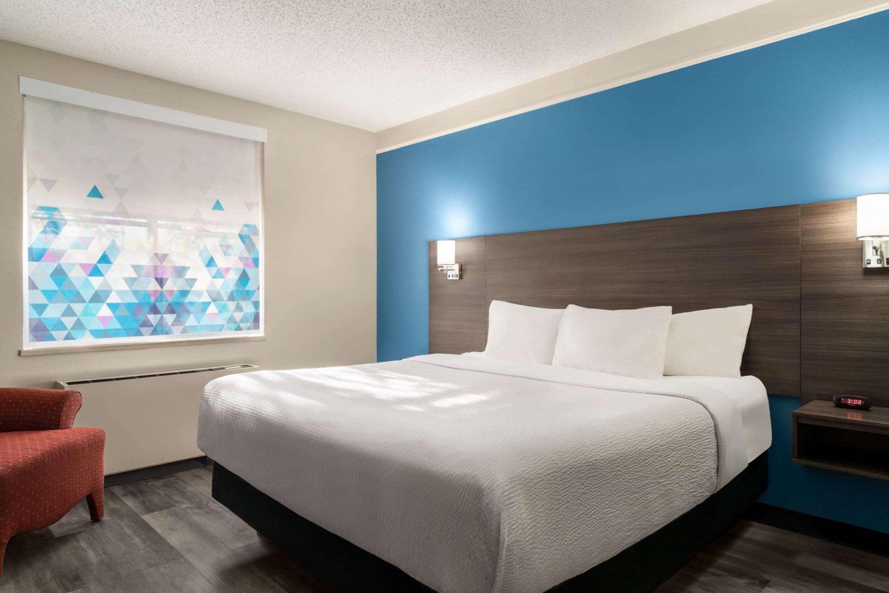 One-Bedroom King Suite - Non-Smoking - Photo 3
