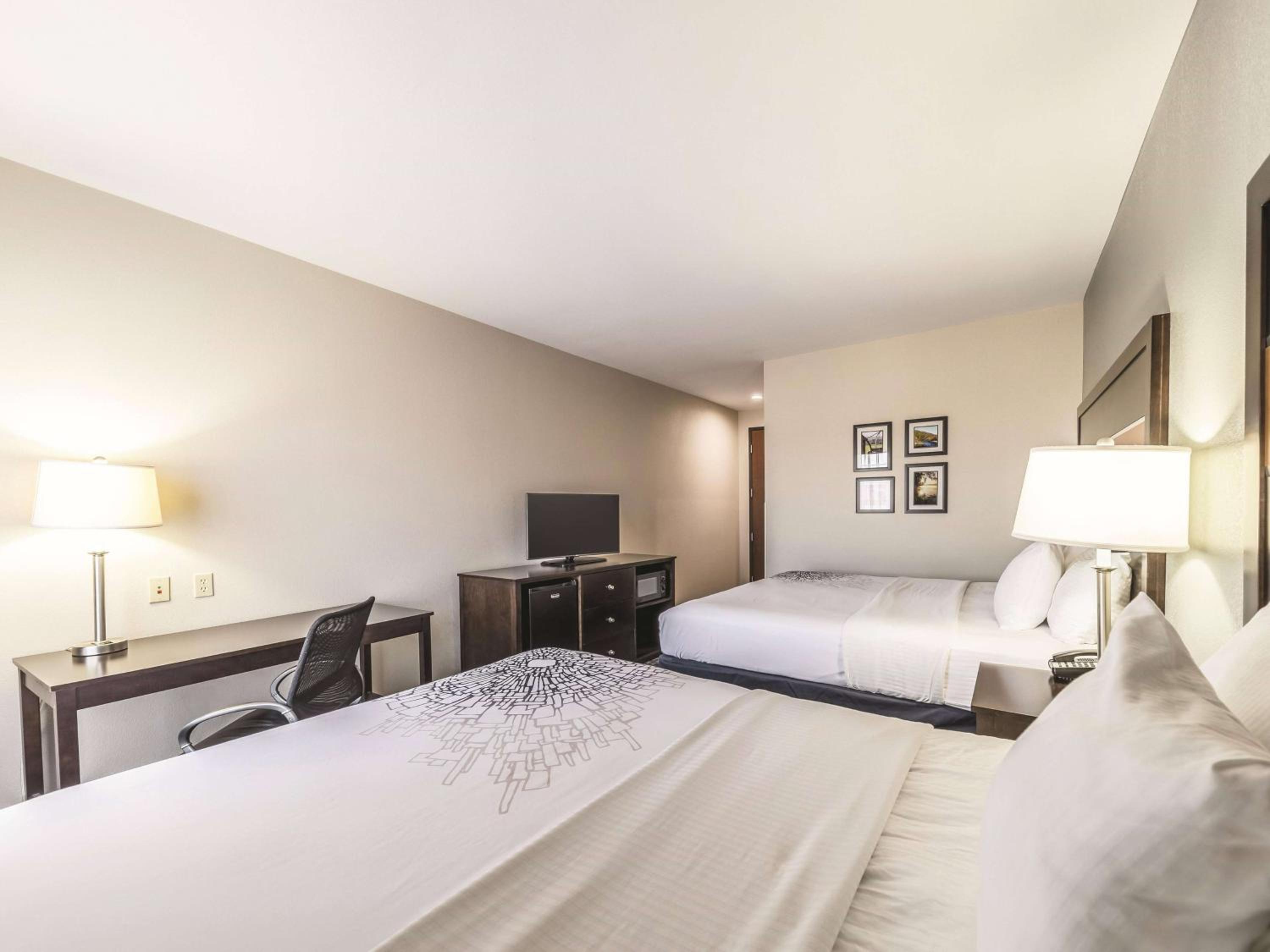 Double Room with Two Double Beds - Photo 3