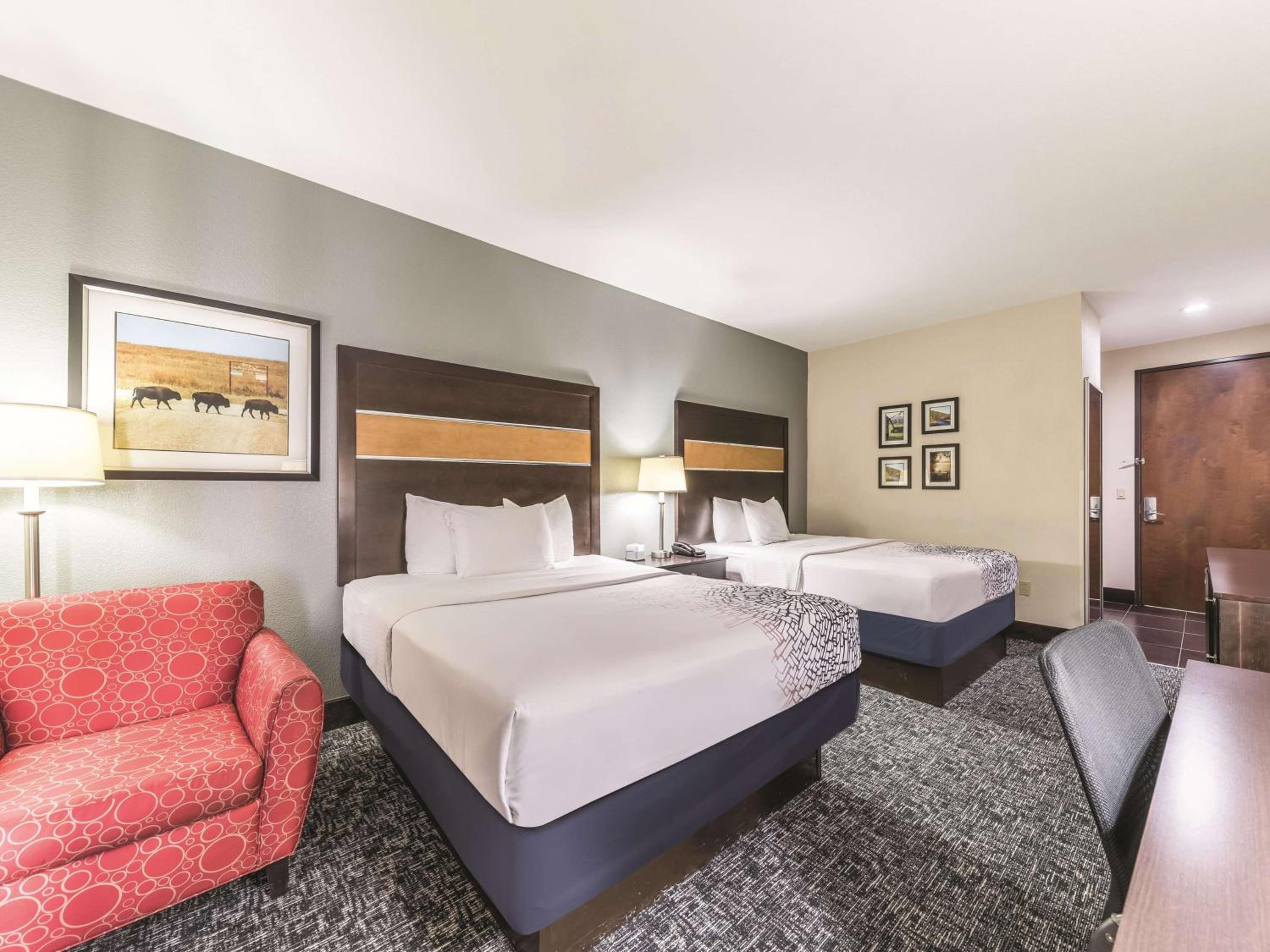 Deluxe Queen Room with Two Queen Beds - Photo 3