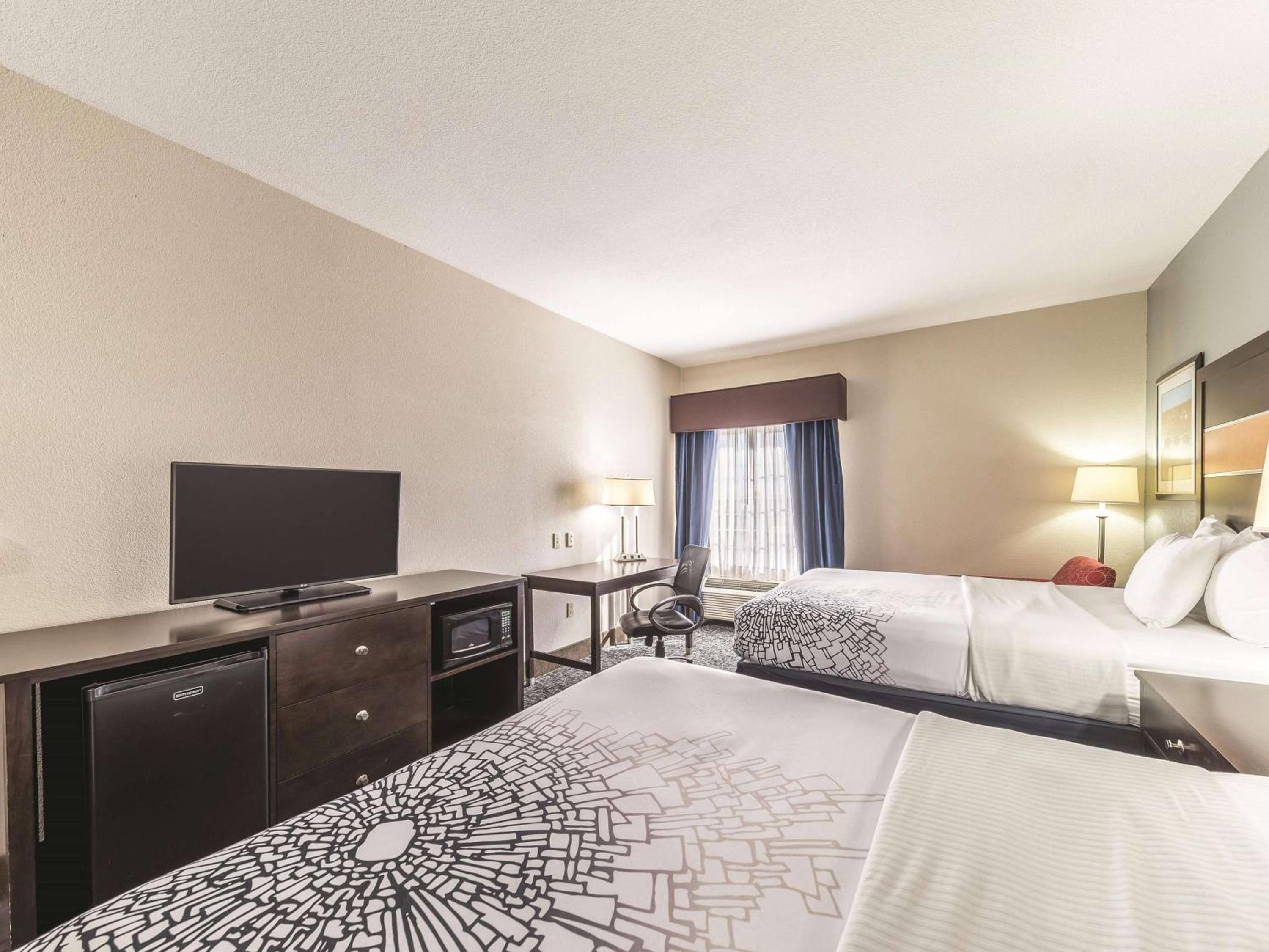 Deluxe Queen Room with Two Queen Beds - Photo 4