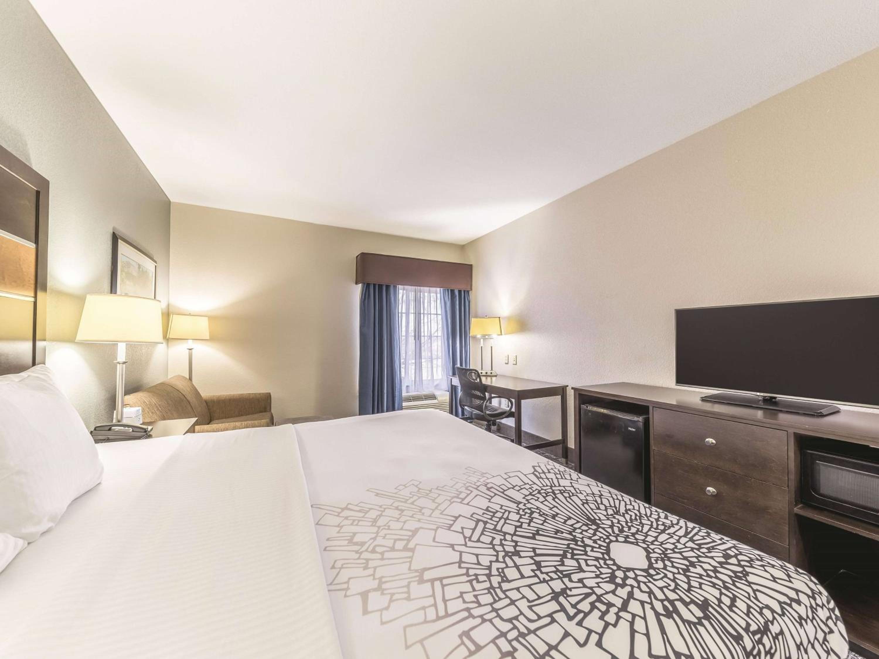 King Room with Sofa Bed - Photo 1