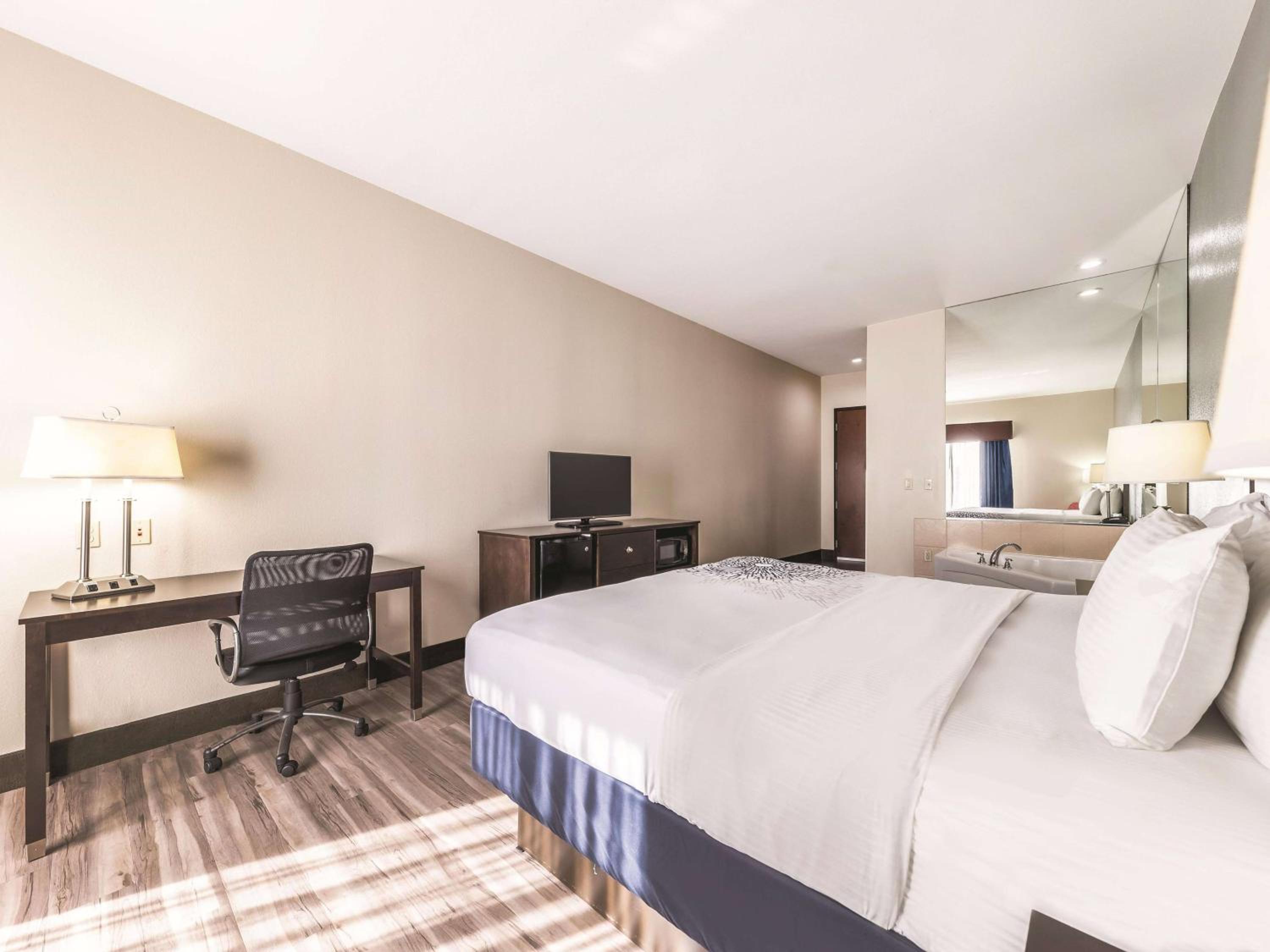 Deluxe King Room - Non-Smoking - Photo 3
