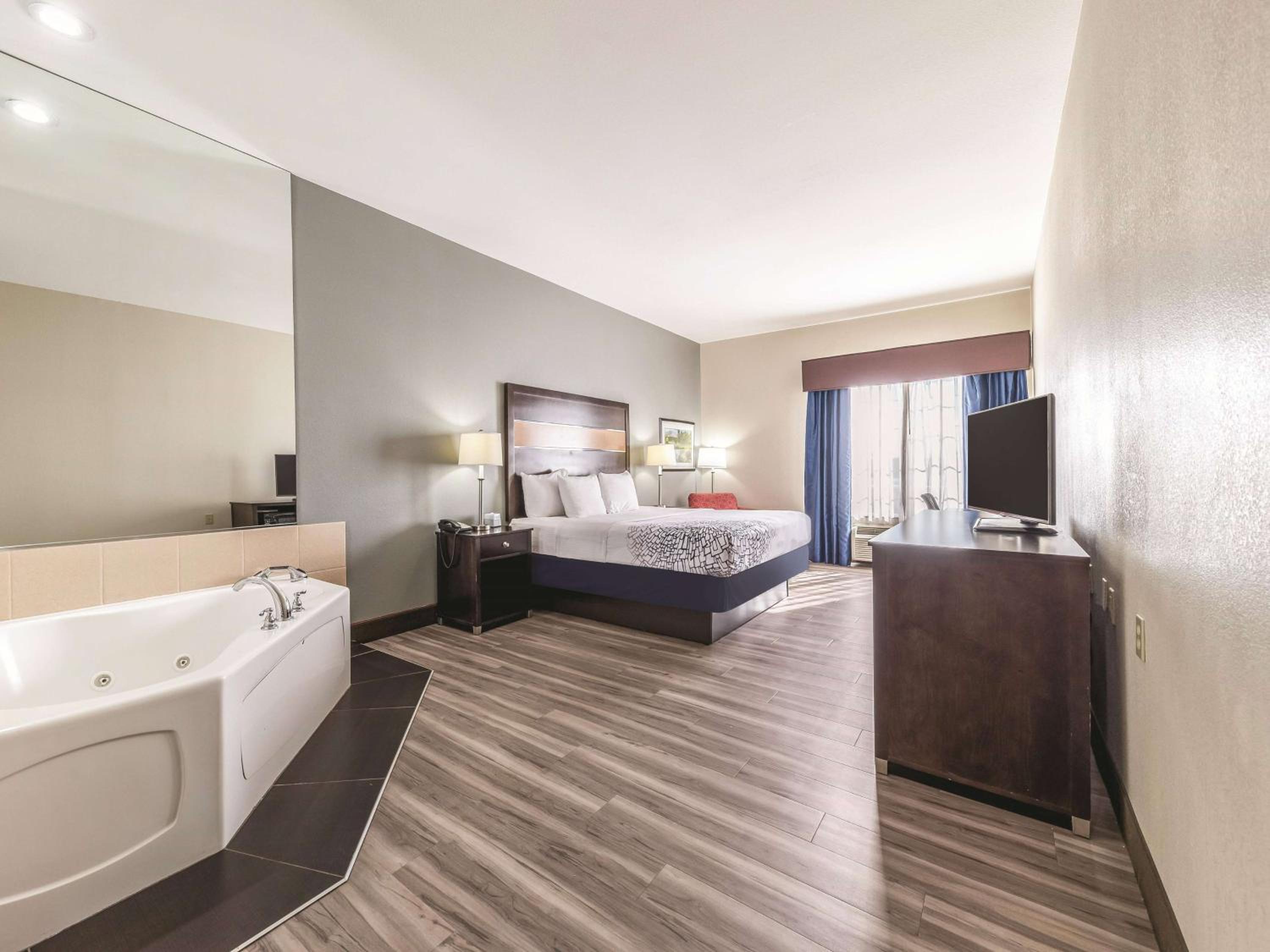 Deluxe King Room - Non-Smoking - Photo 1