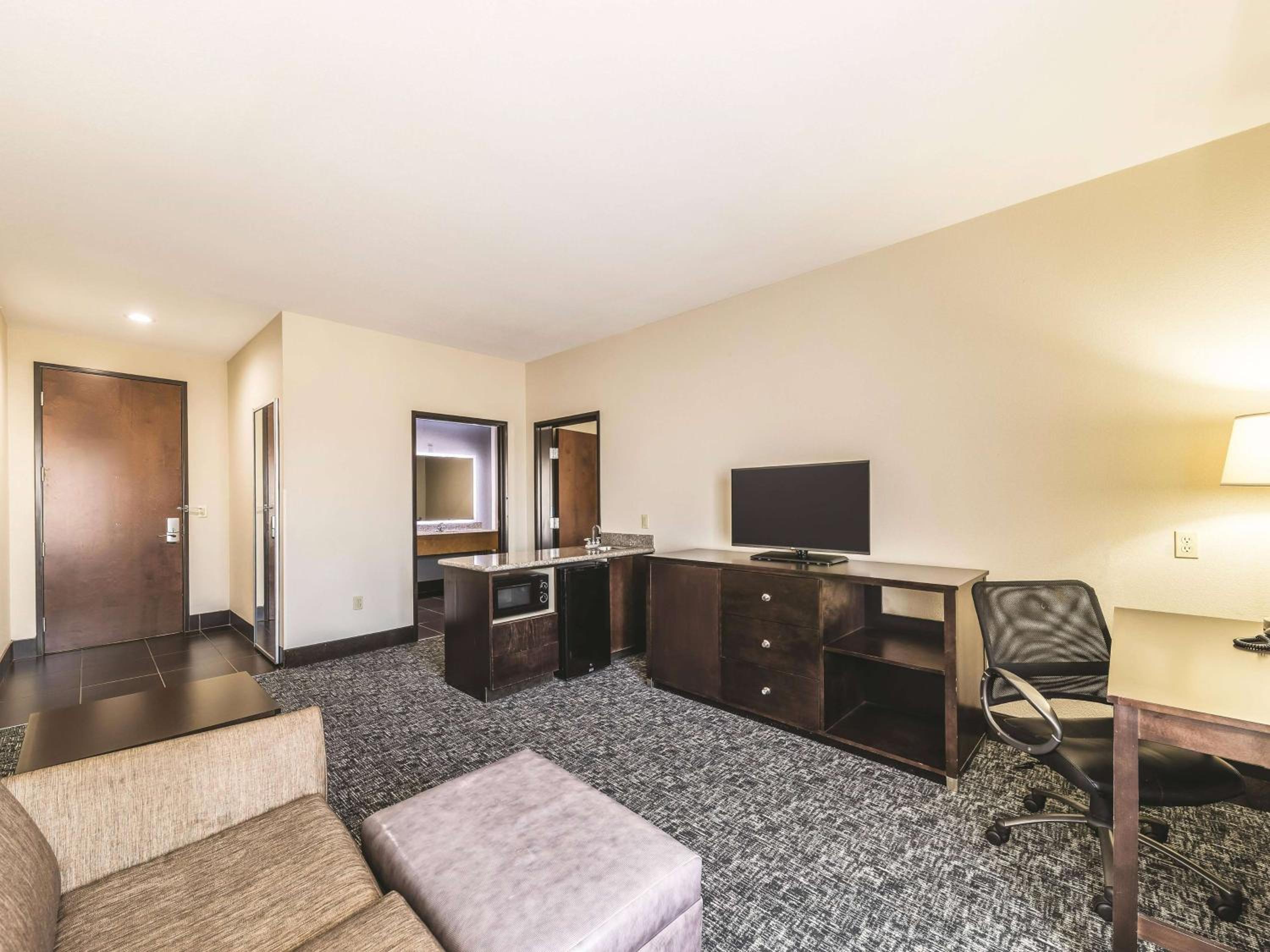 Deluxe Two-Room King Suite - Mobility Access/Non-Smoking - Photo 3