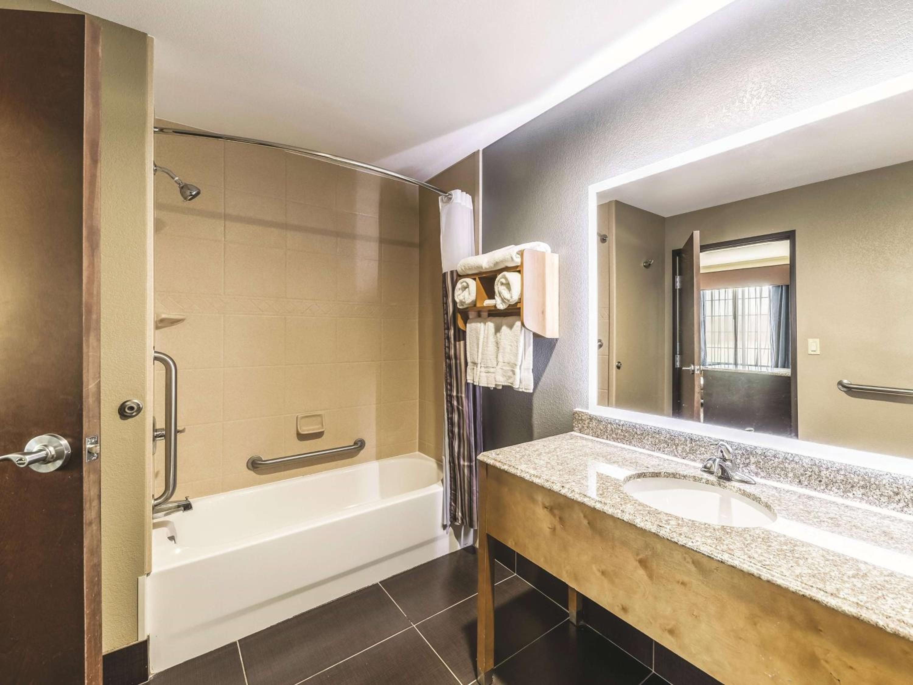 Deluxe Two-Room King Suite - Mobility Access/Non-Smoking - Photo 2
