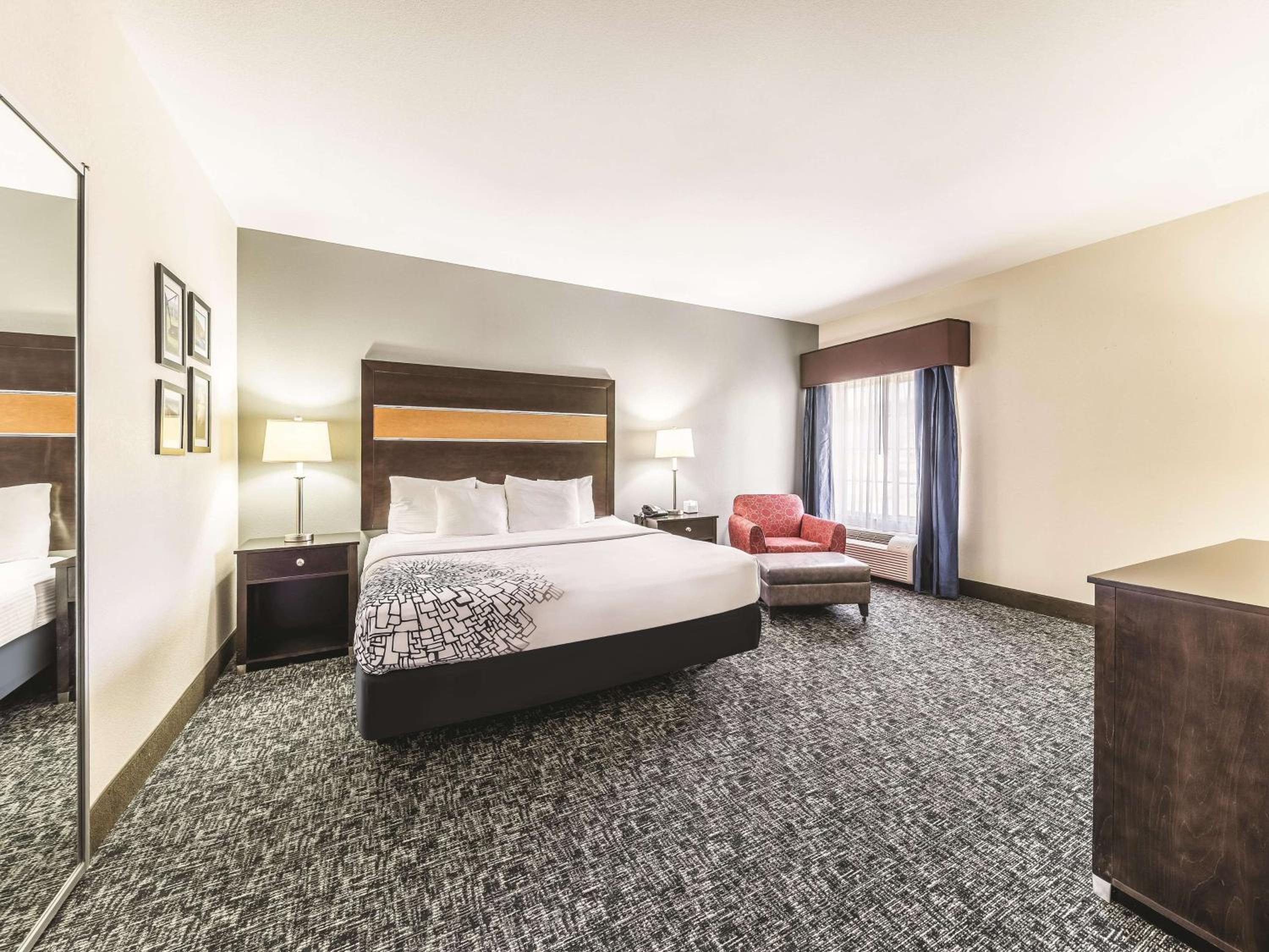 Deluxe Two-Room King Suite - Mobility Access/Non-Smoking - Photo 4