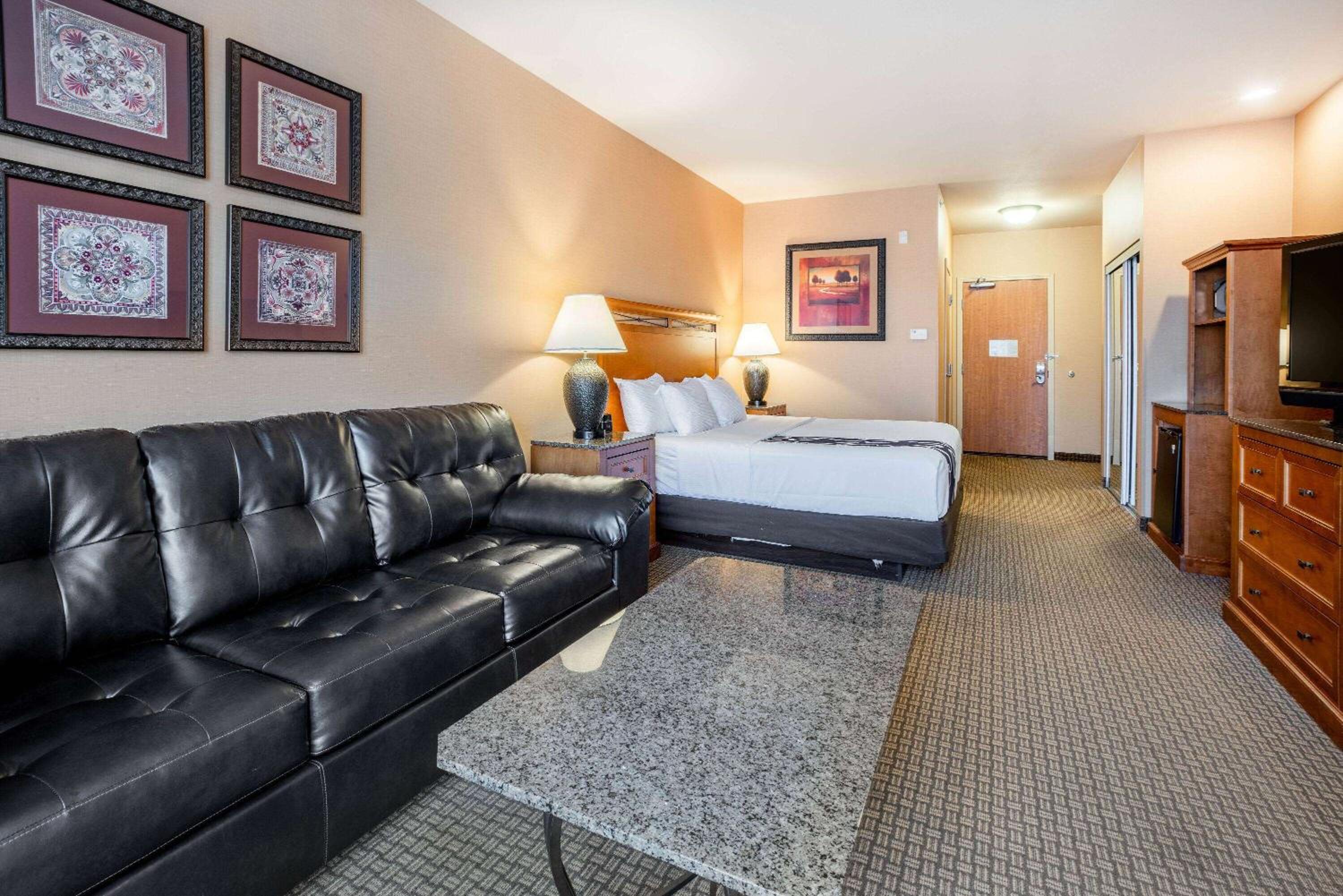 King Room with Sofa Bed - Photo 3