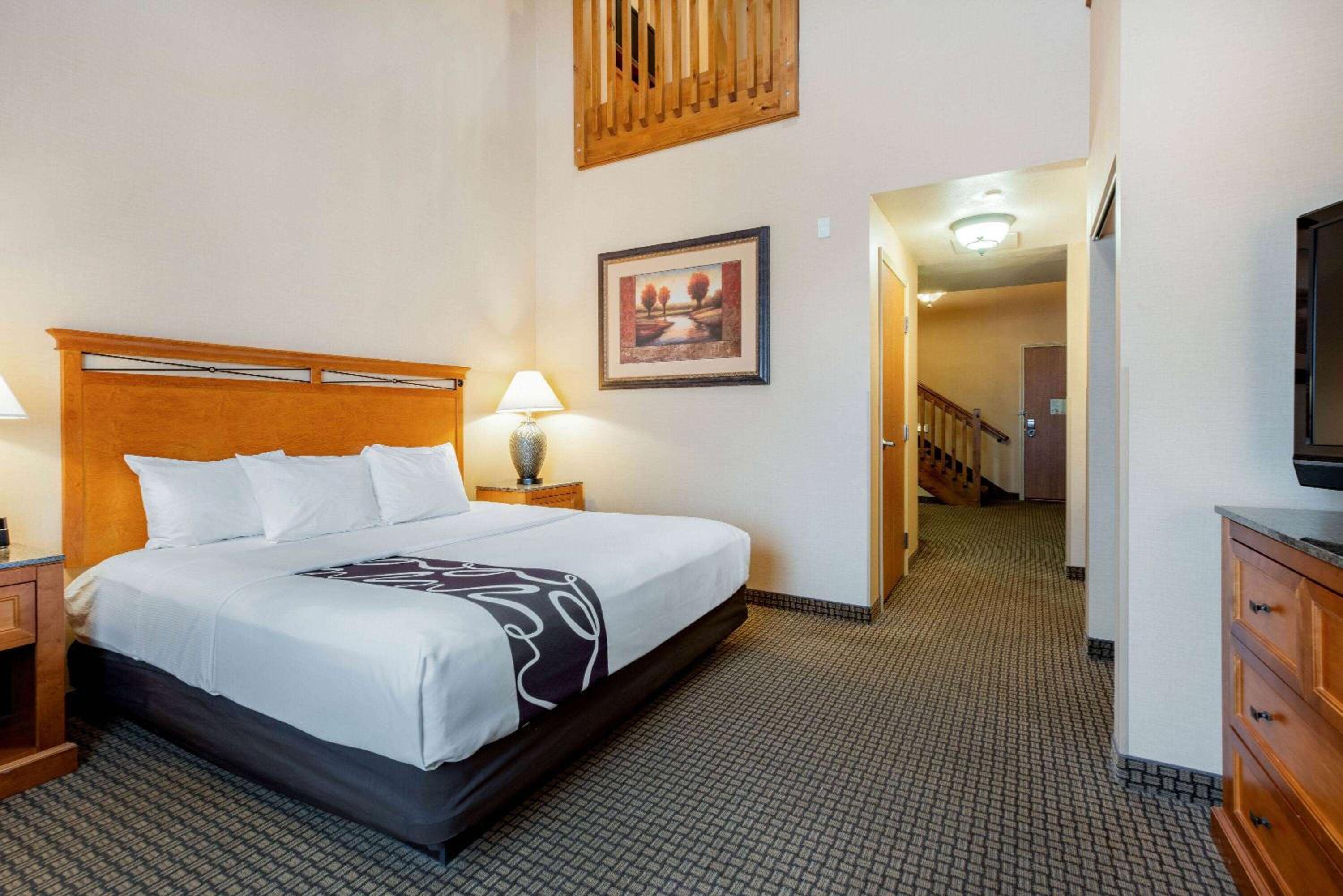 1 King Bed, Loft Suite, Non-Smoking - Photo 1
