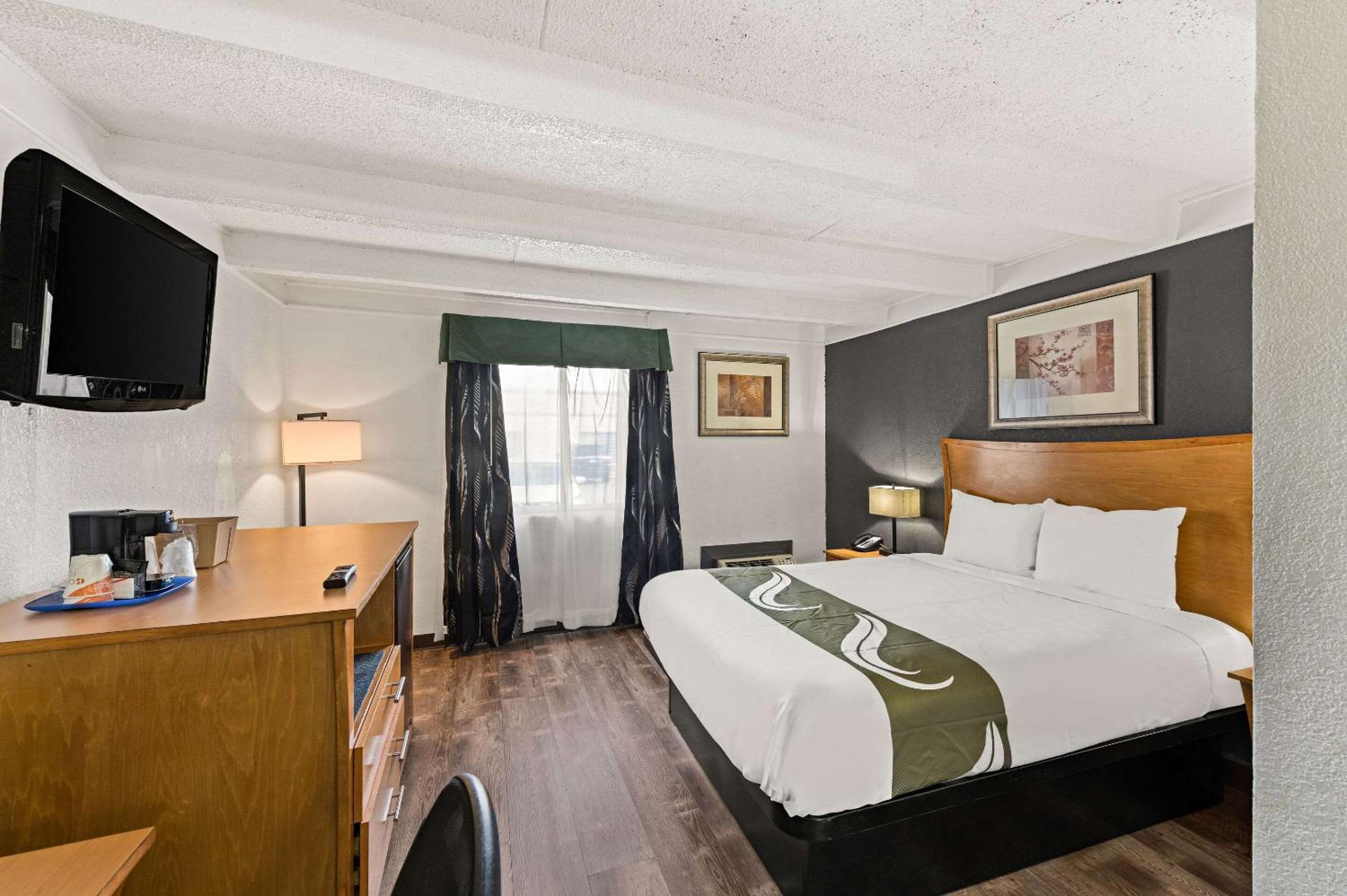 Queen Room - Non-Smoking - Photo 1