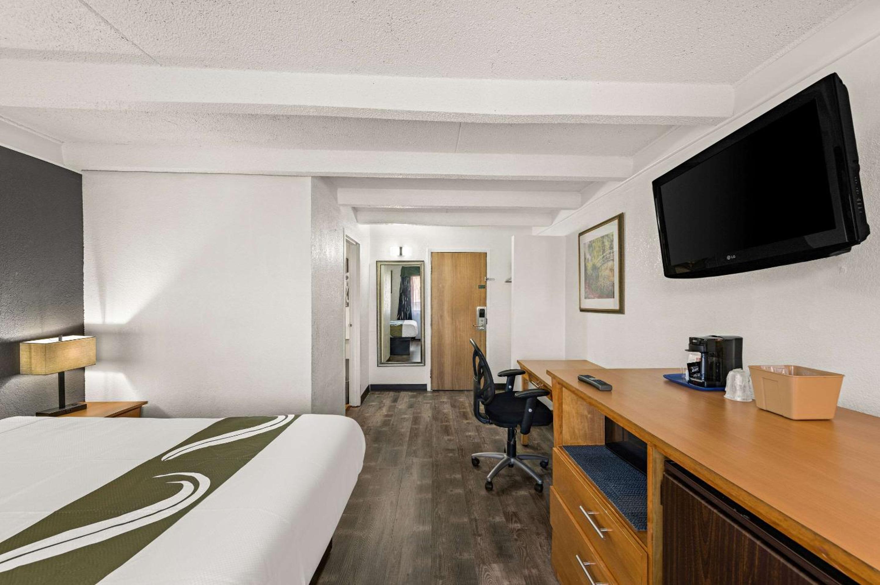 Queen Room - Non-Smoking - Photo 2