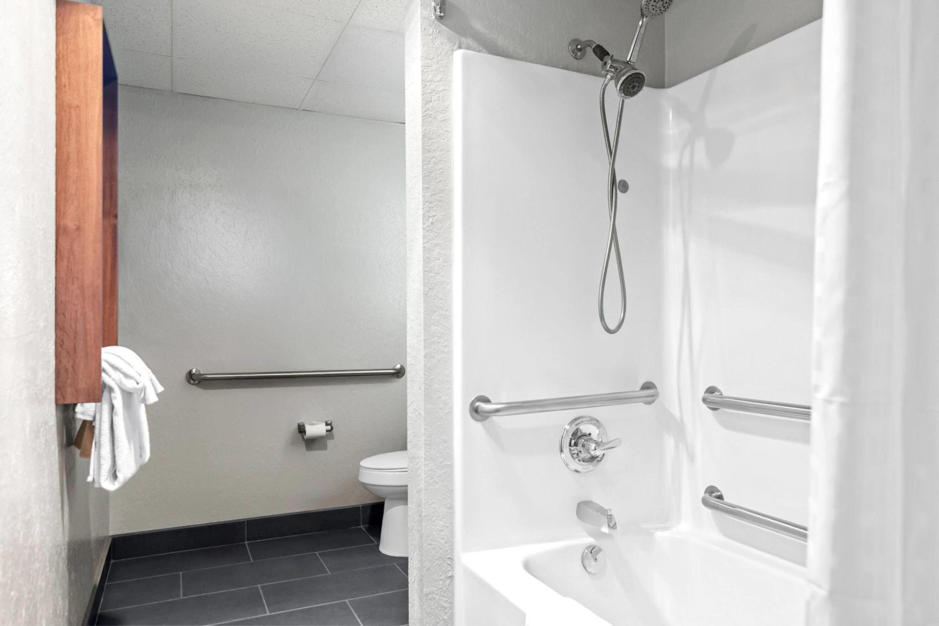 Room with Two Queen Beds, Bathtub and Grab Bars - Mobility Accessible/Non-Smoking
