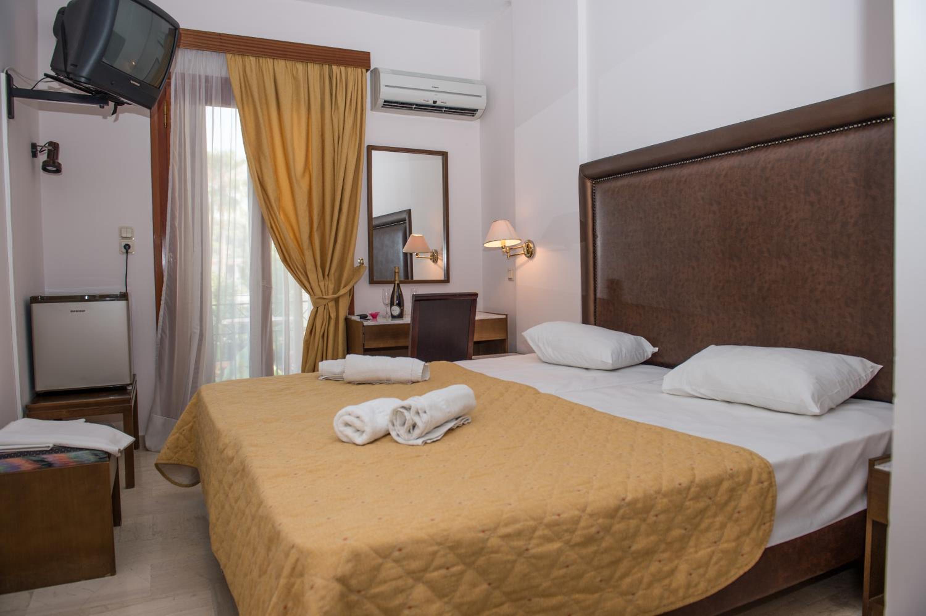 Double or Twin Room - Photo 9