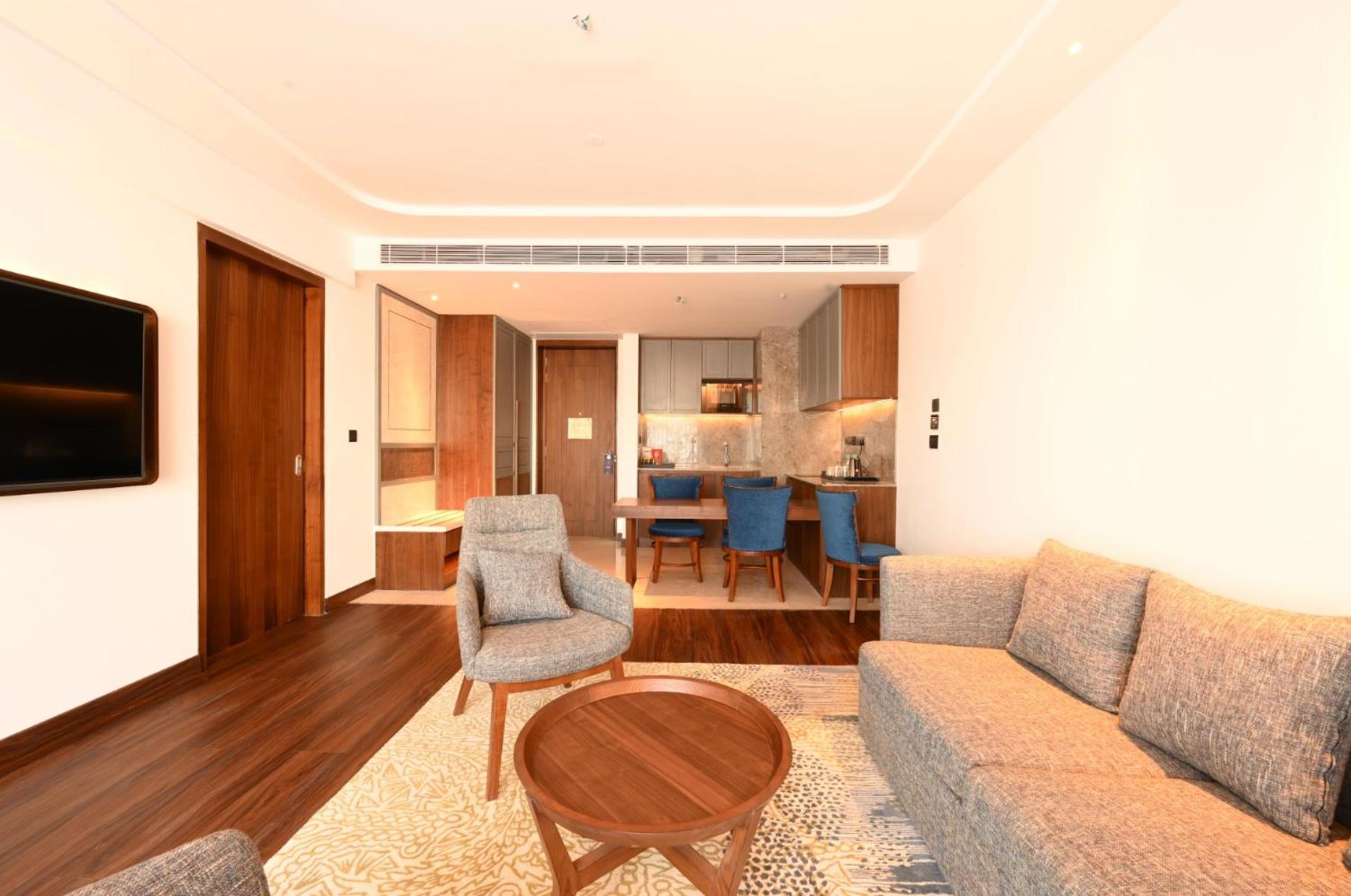 Ambassador King Suite - Photo 4