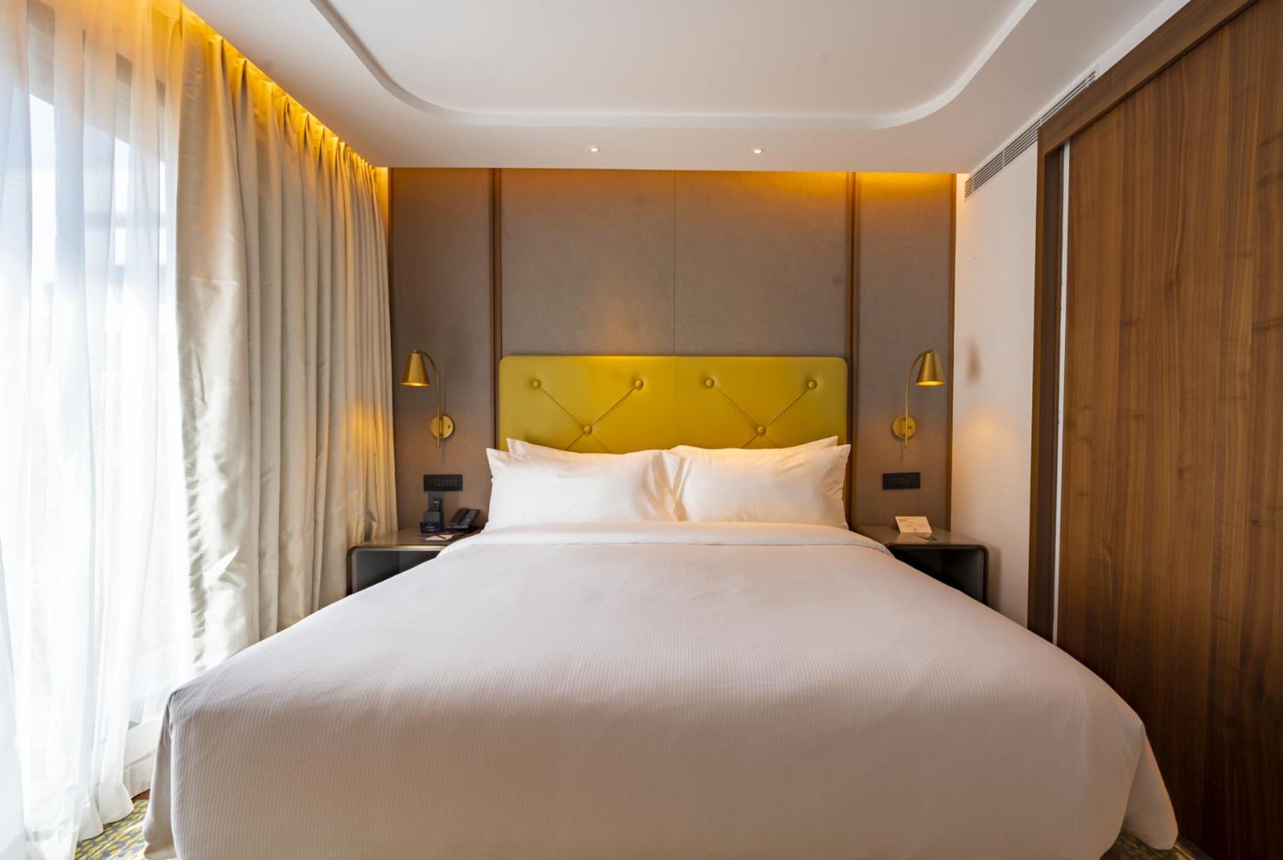 Deluxe King Suite - Photo 4