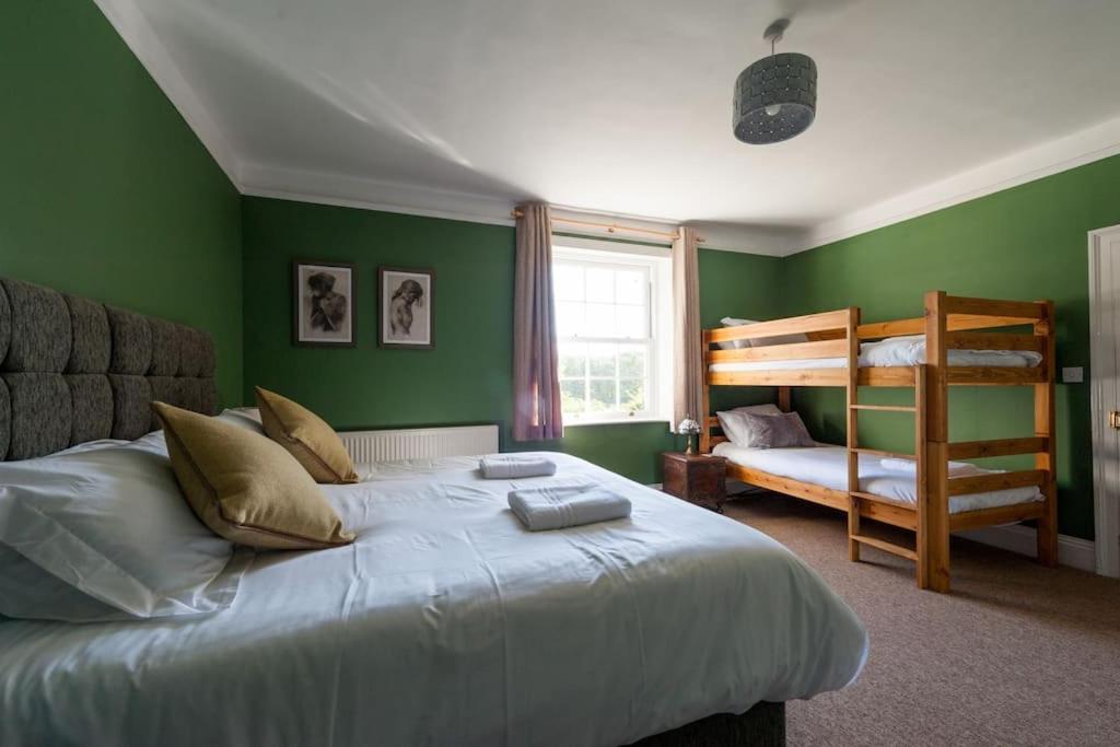 Five-Bedroom House photo 1