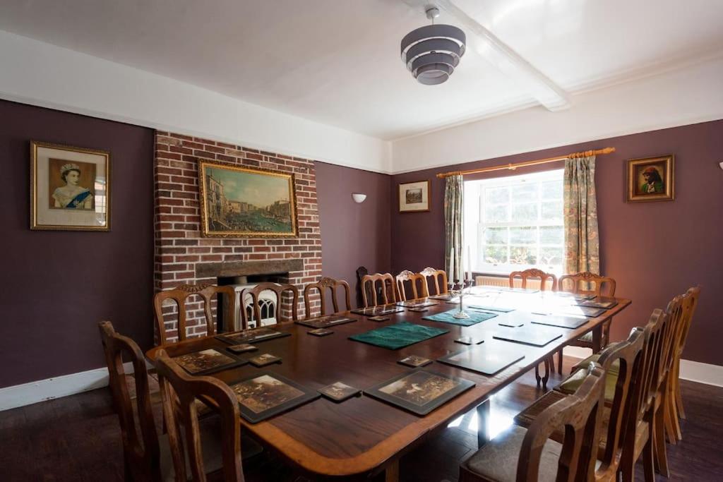 Five-Bedroom House photo 3