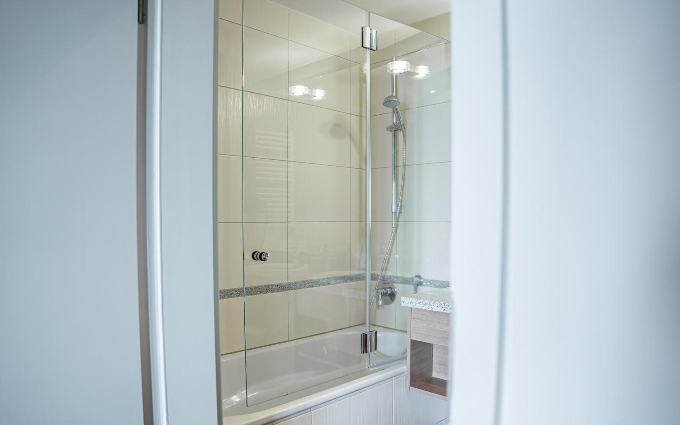 Double Room with Balcony and Sea View - Photo 7