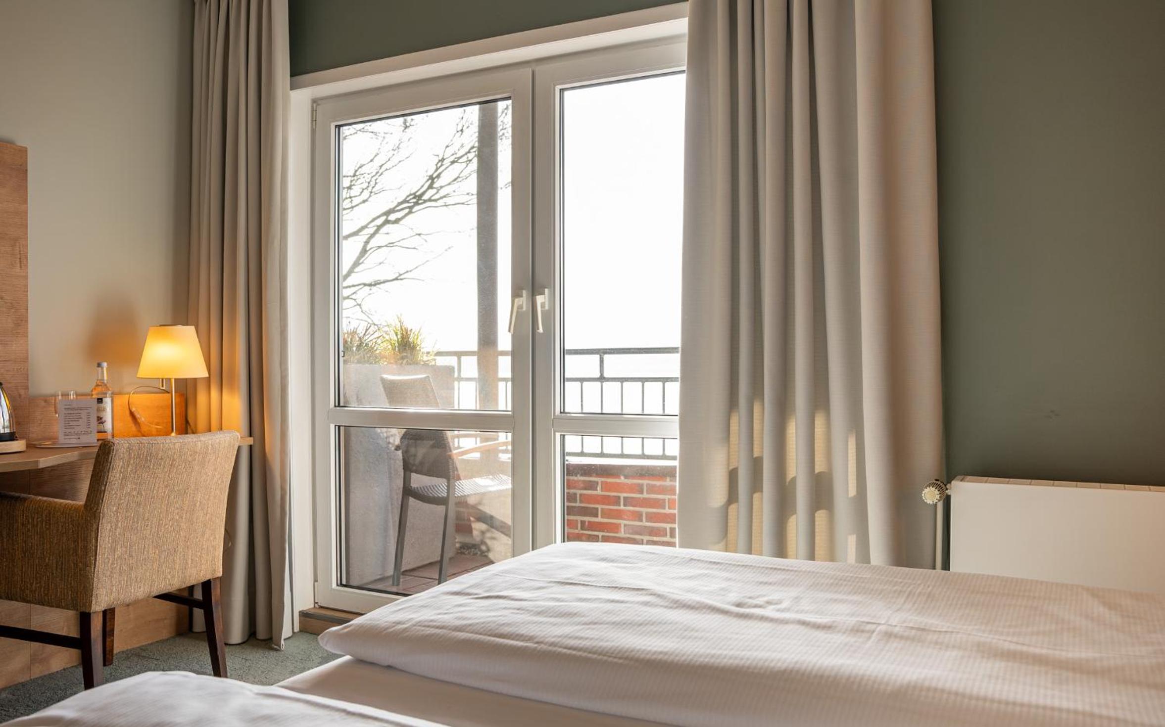 Double Room with Balcony and Sea View - Photo 1