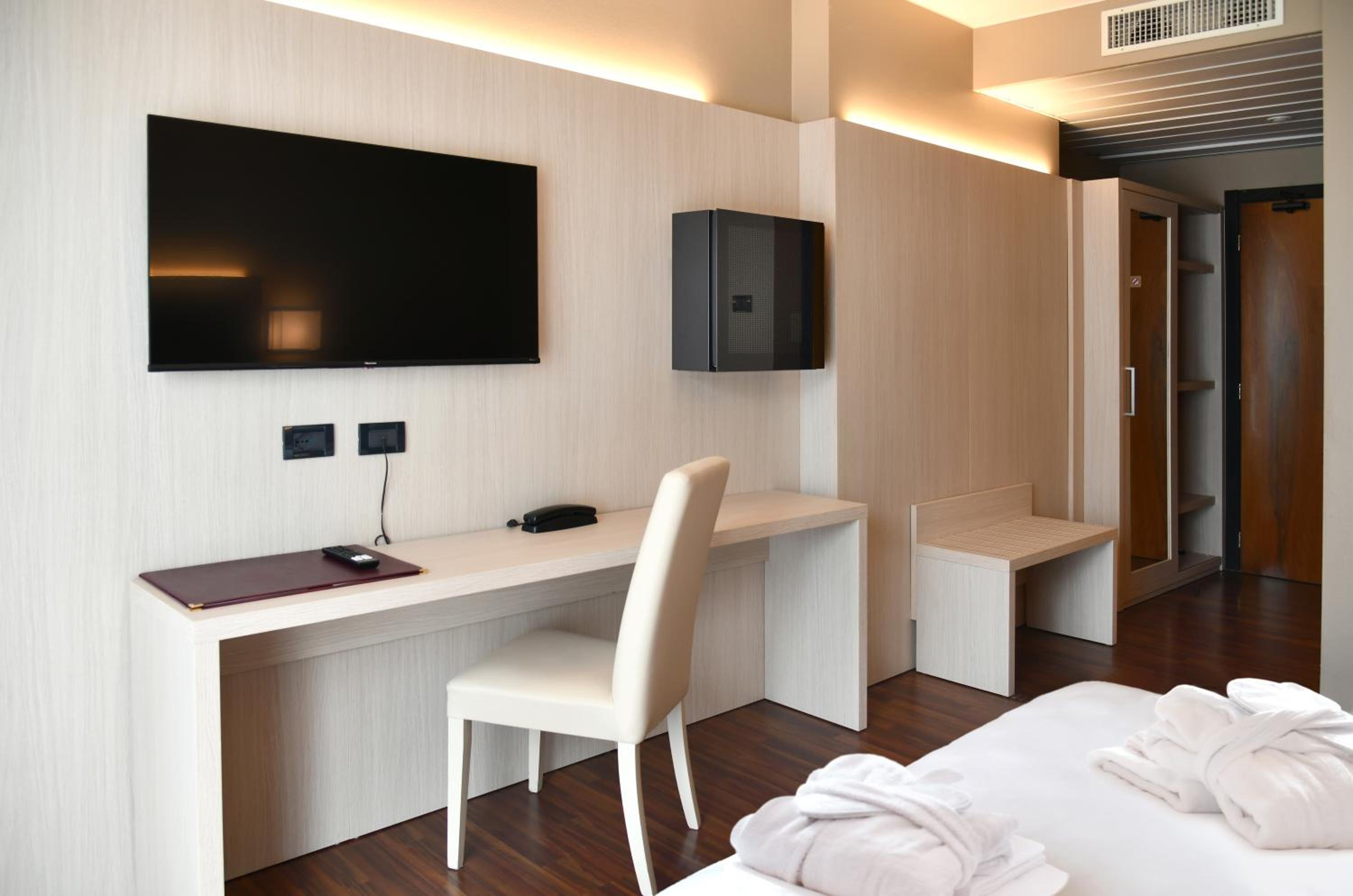 Double Room with Pool View - Photo 1