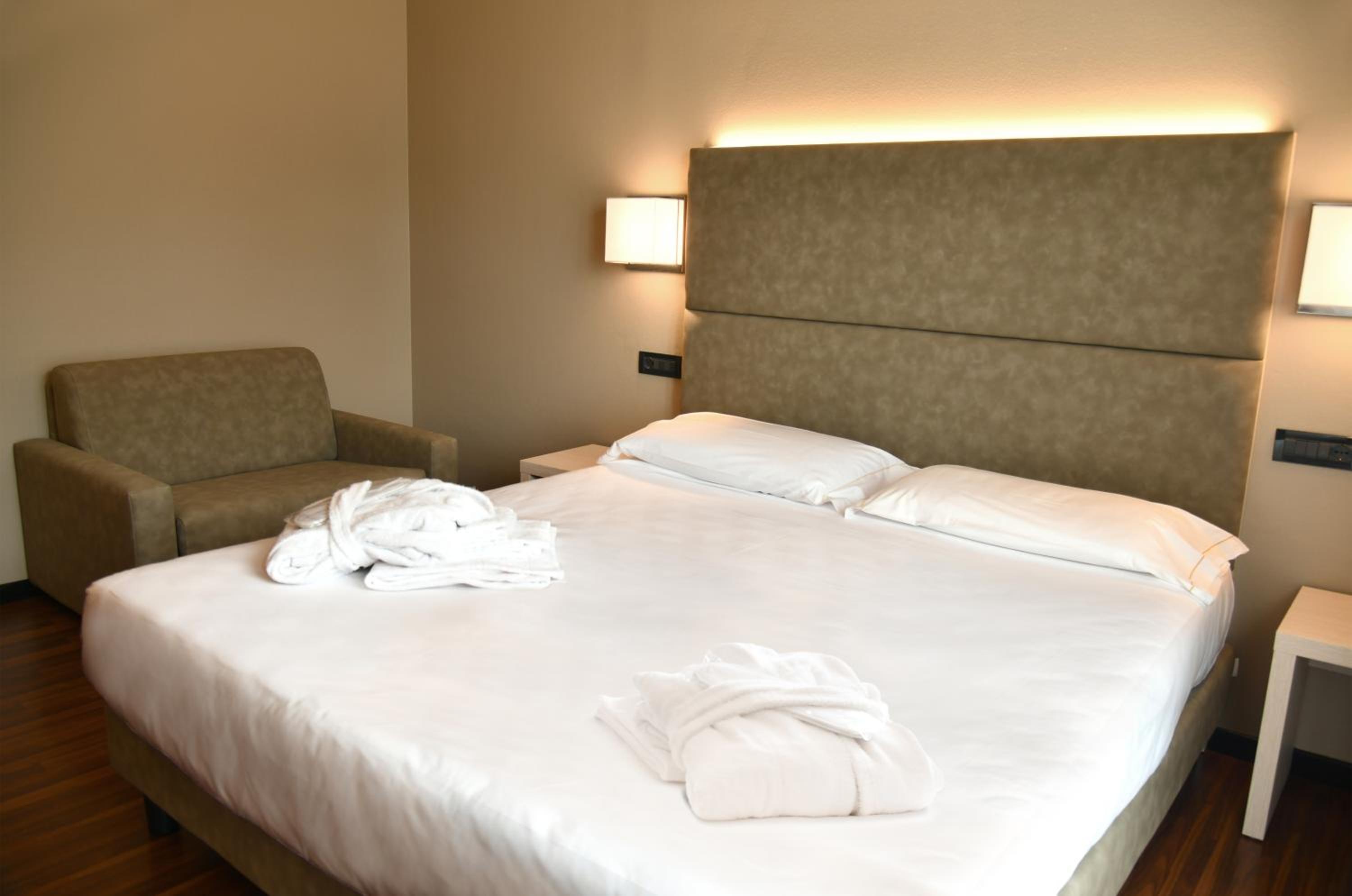Double Room with Pool View - Photo 8