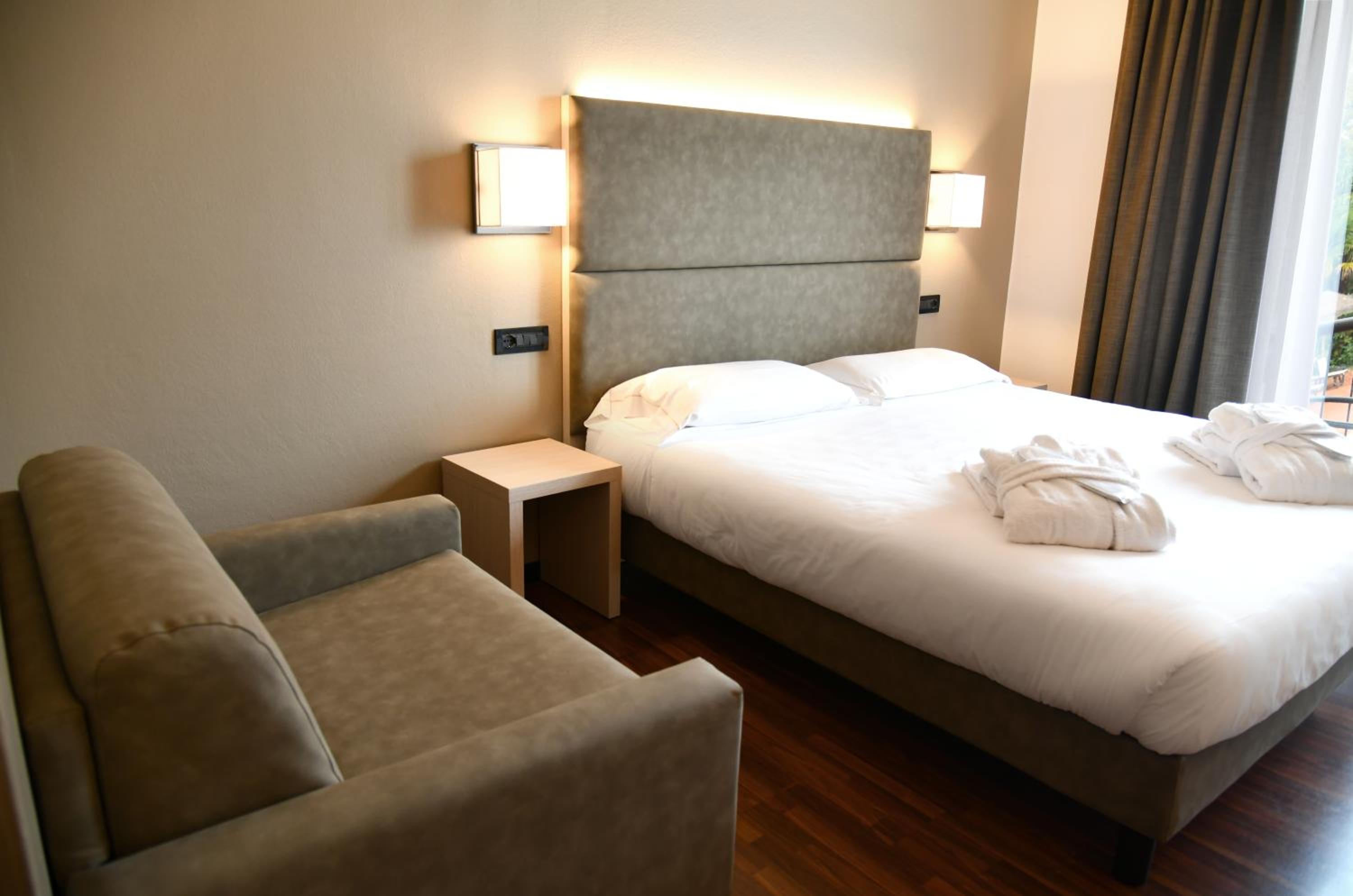 Double Room with Pool View - Photo 3