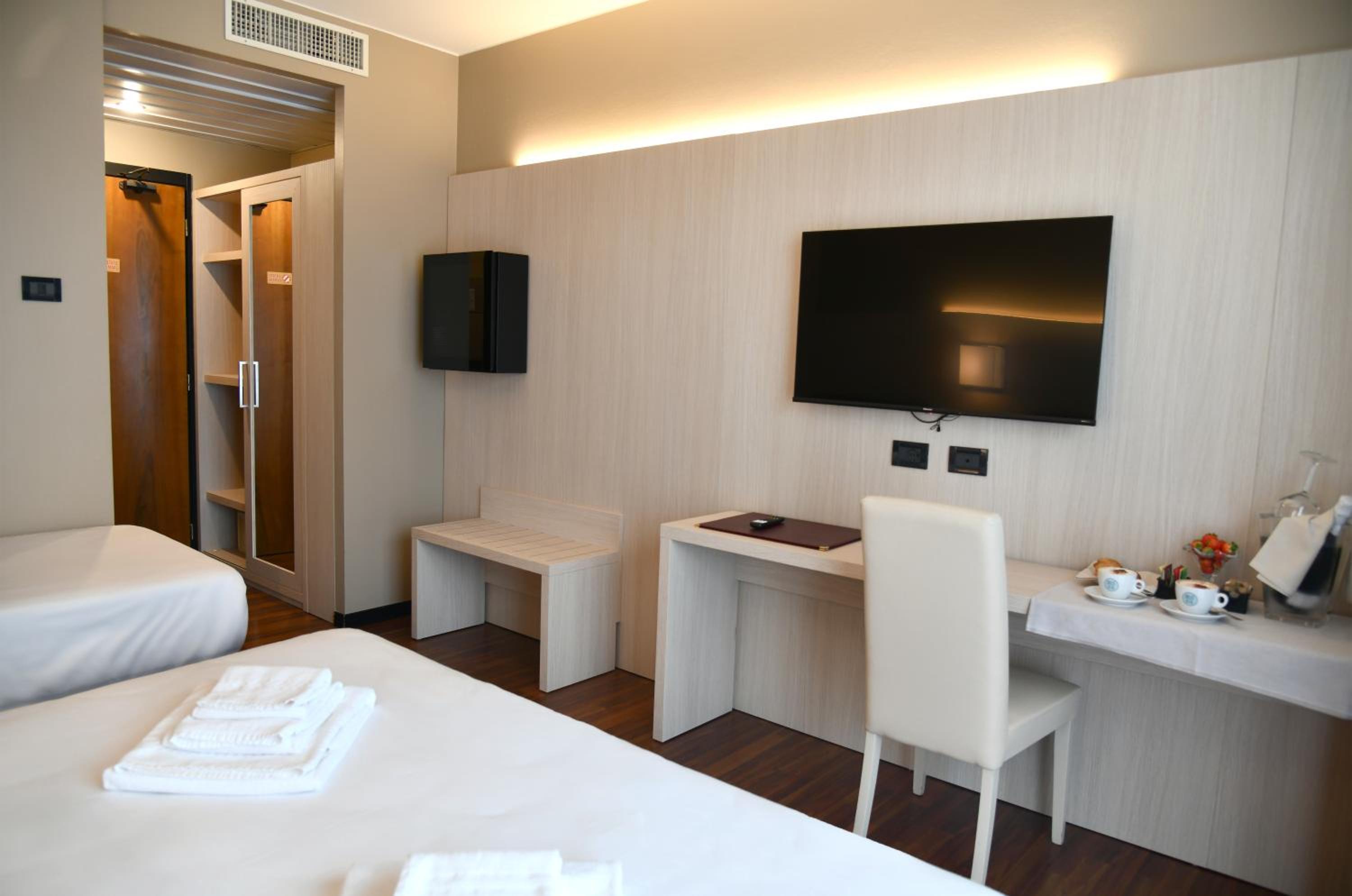 Double Room with Pool View - Photo 4