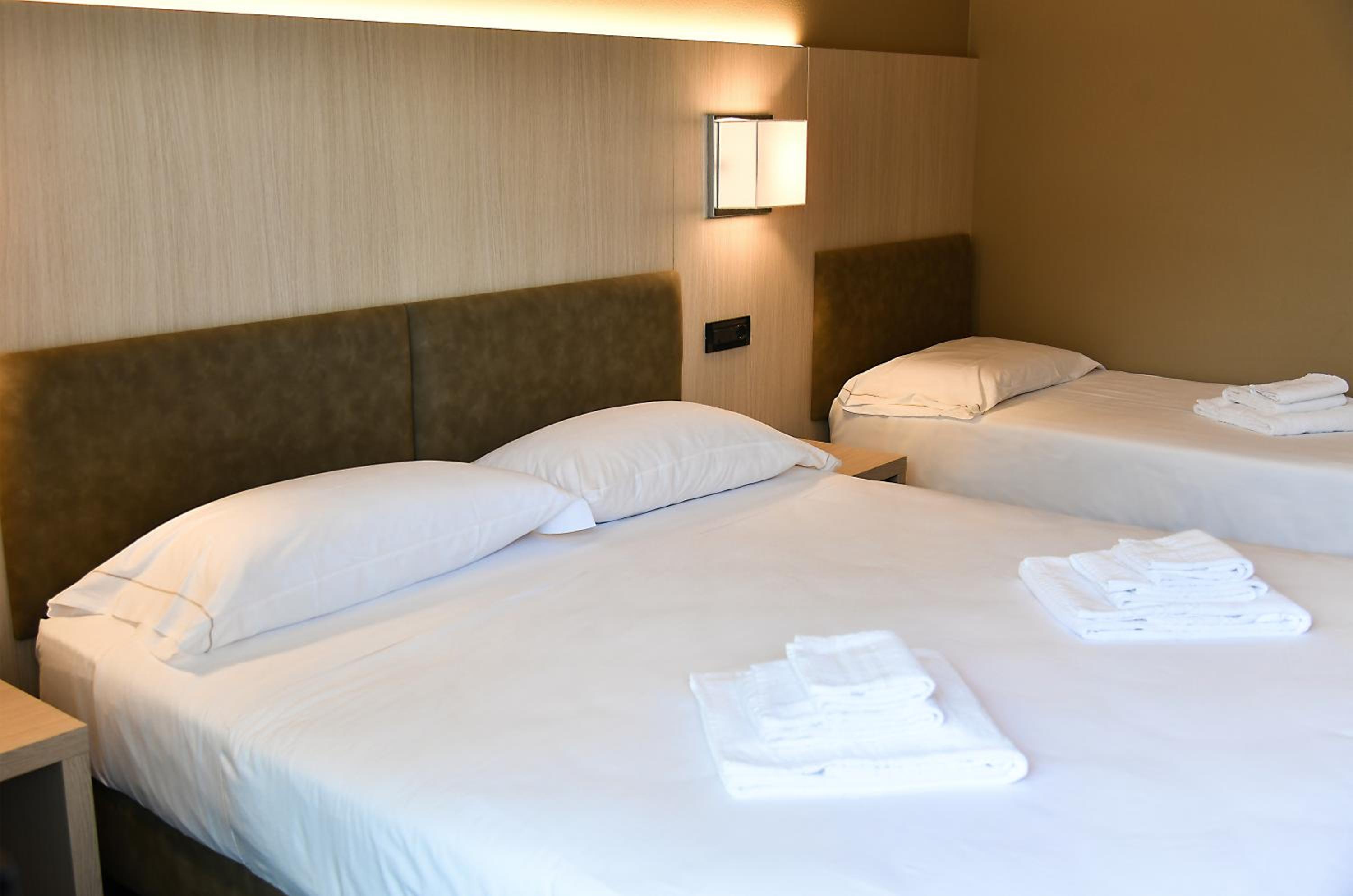 Double or Twin Room - Photo 8