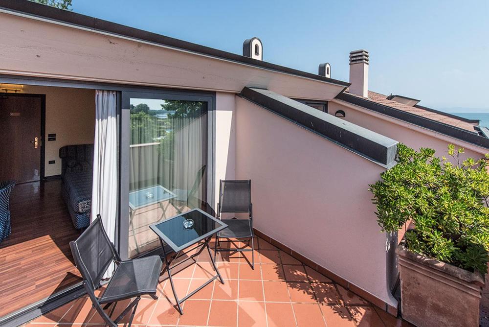 Double Room with Pool View - Photo 7