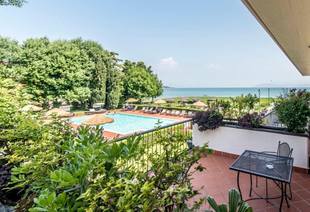 Double Room with Pool View - Photo 6