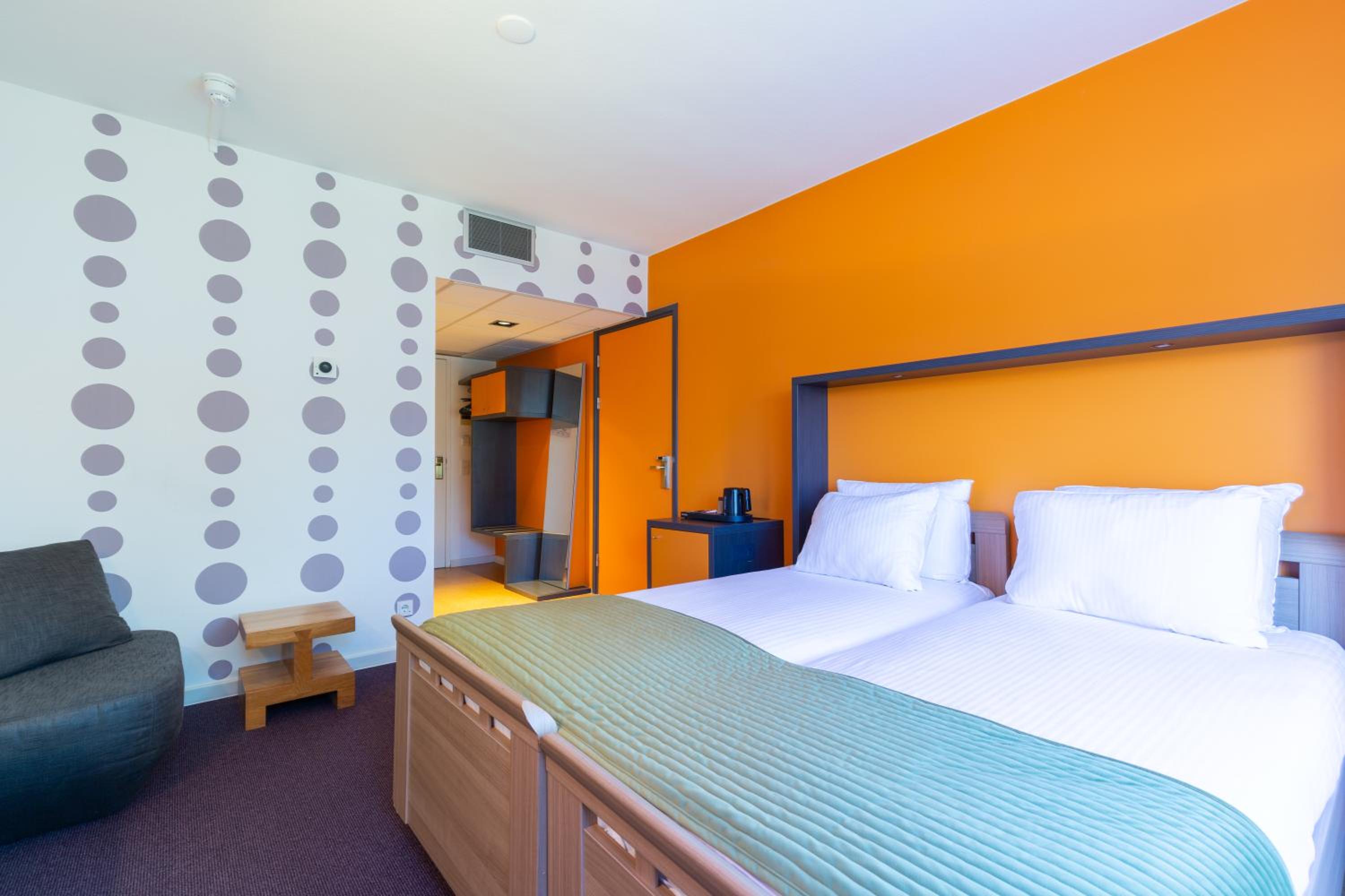 Twin Room with Walk-In Shower  - Disability Access/Non-Smoking photo 3
