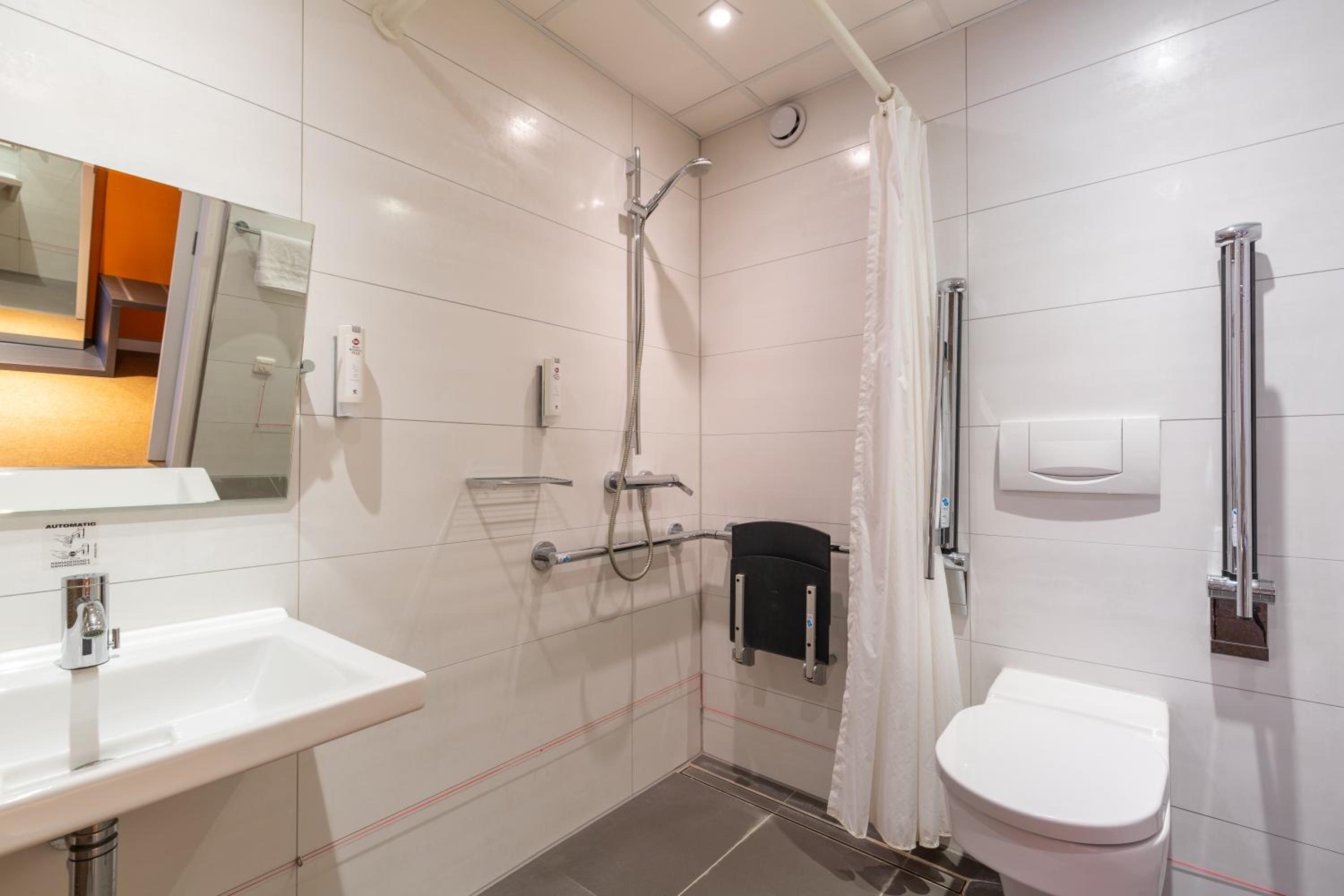 Twin Room with Walk-In Shower  - Disability Access/Non-Smoking photo 2