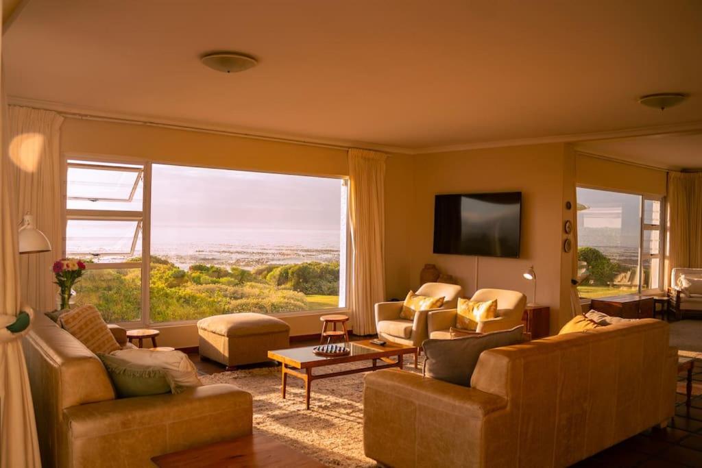 Five-Bedroom House photo 1