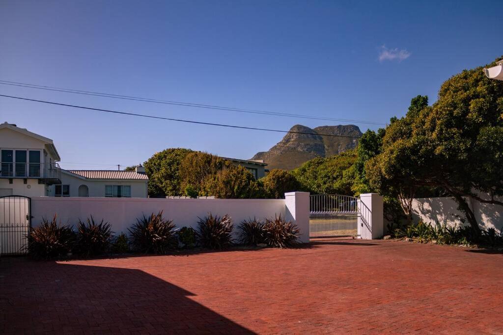 Five-Bedroom House photo 3