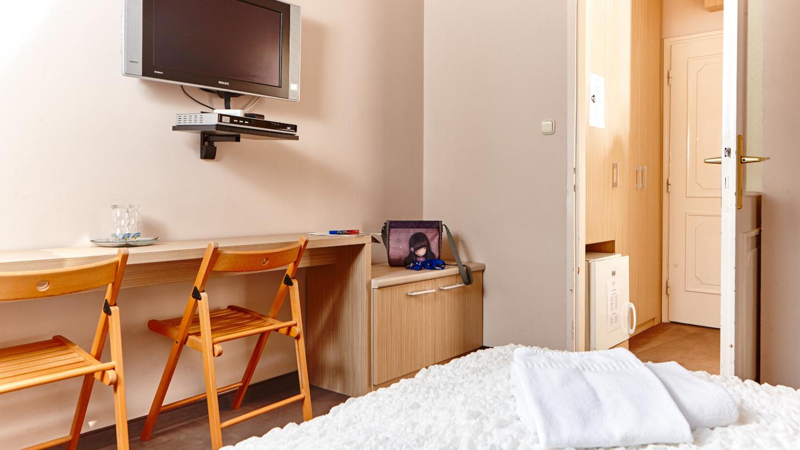 Double or Twin Room - Photo 4