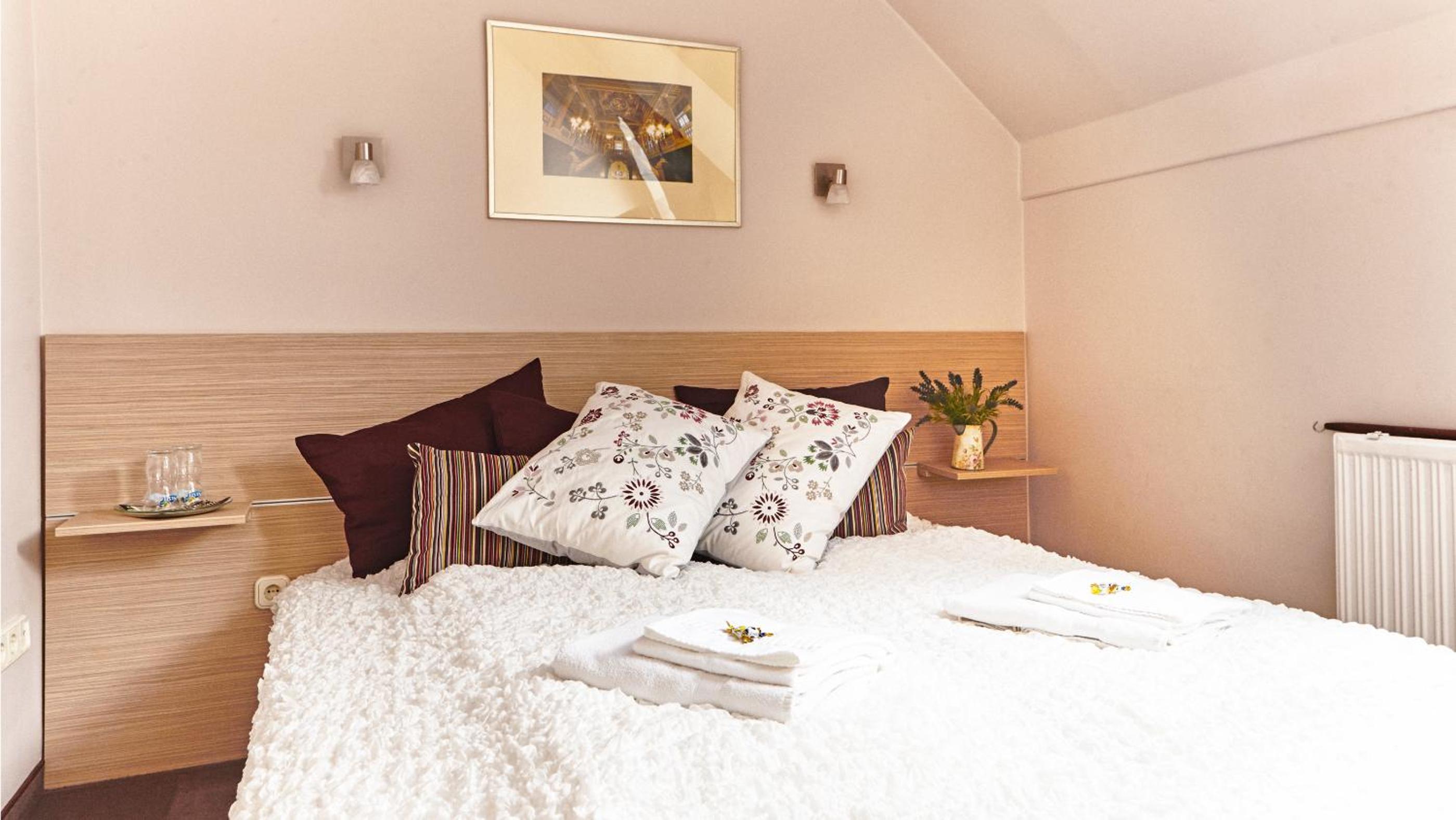 Double or Twin Room - Photo 3