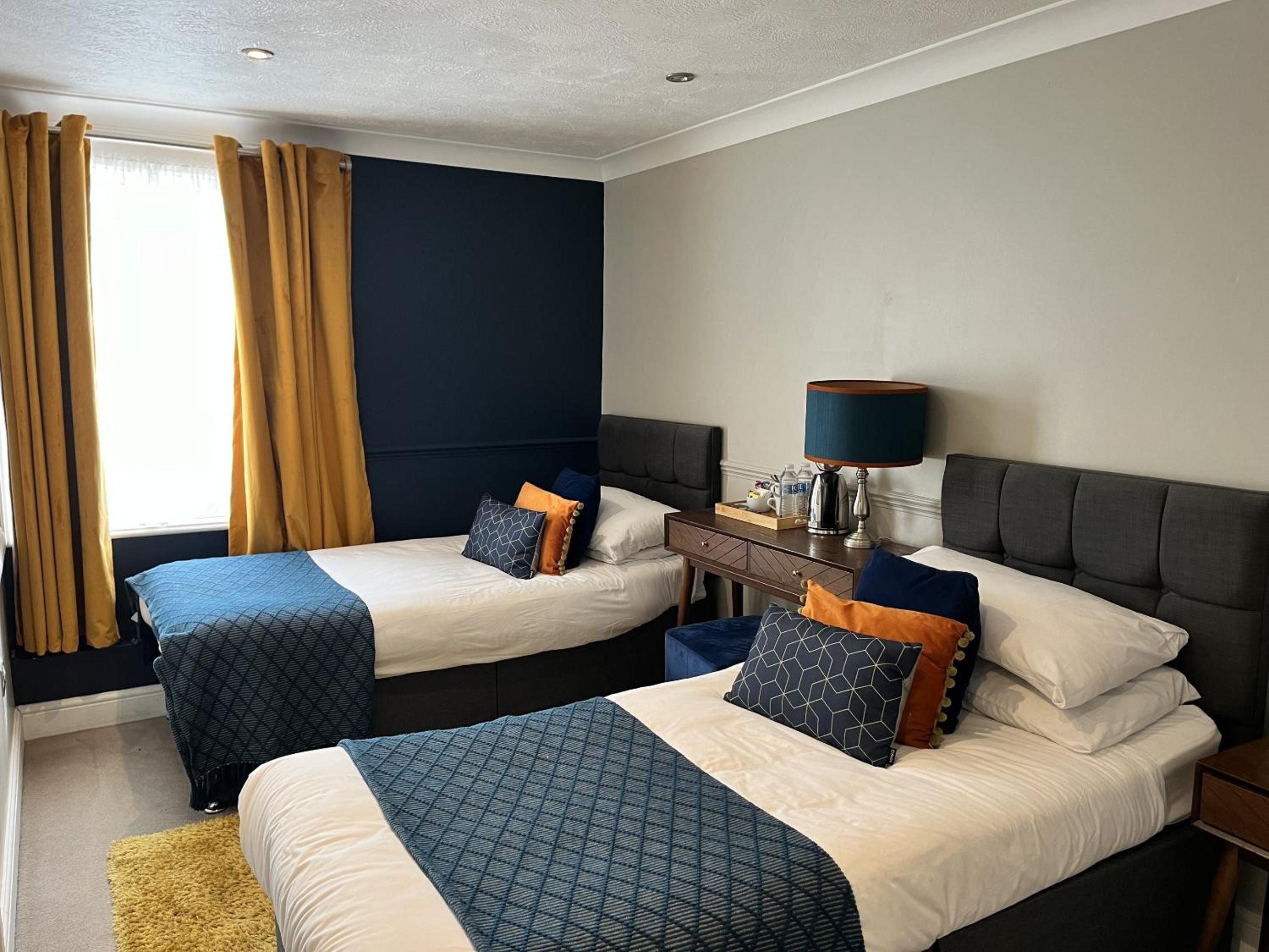 Twin Room with Private Bathroom photo 3